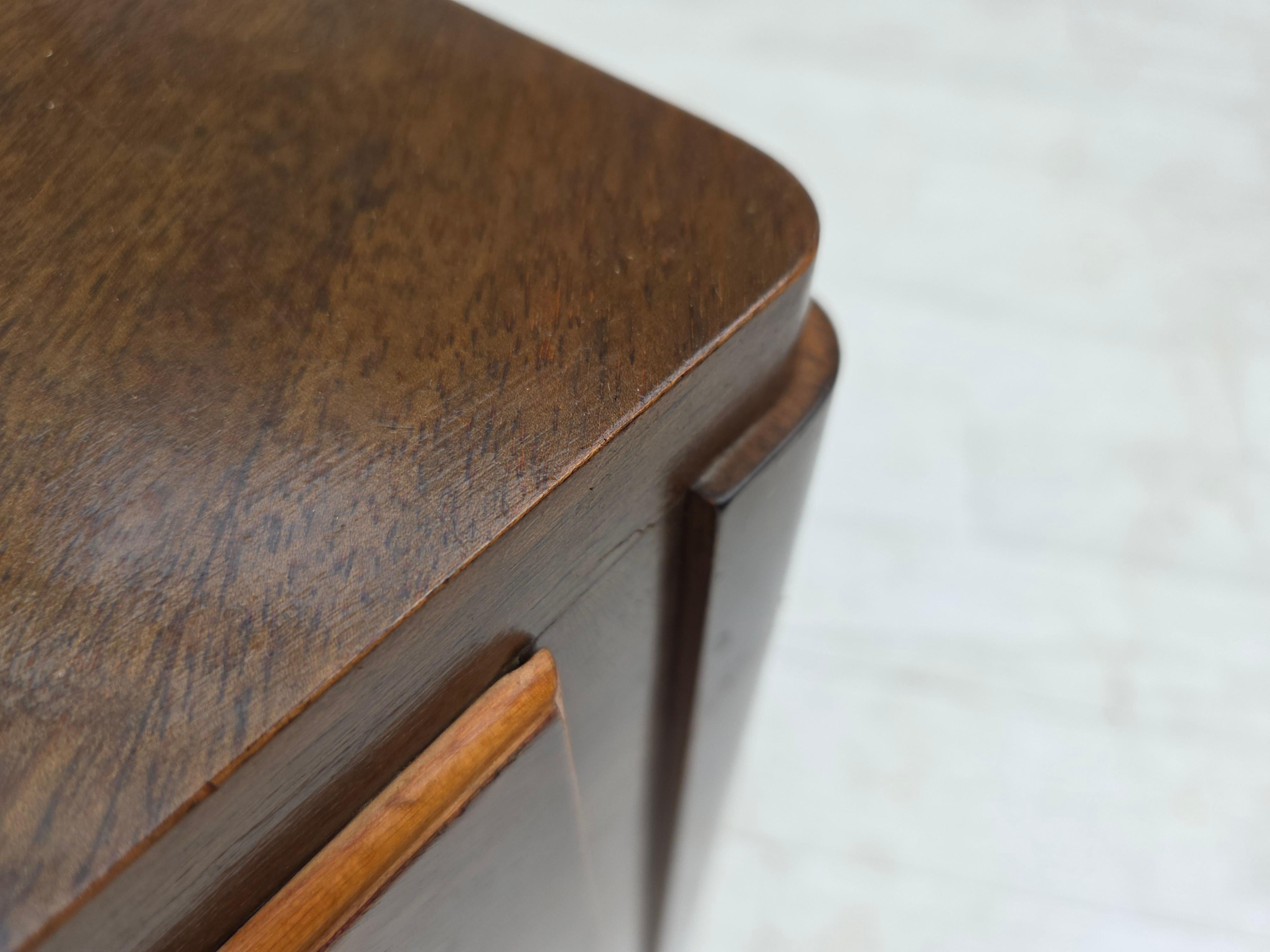 Anni '60, commode radiotelevisivo danese, legno di frassino laccato, porta in legno intarsiato. in vendita 2
