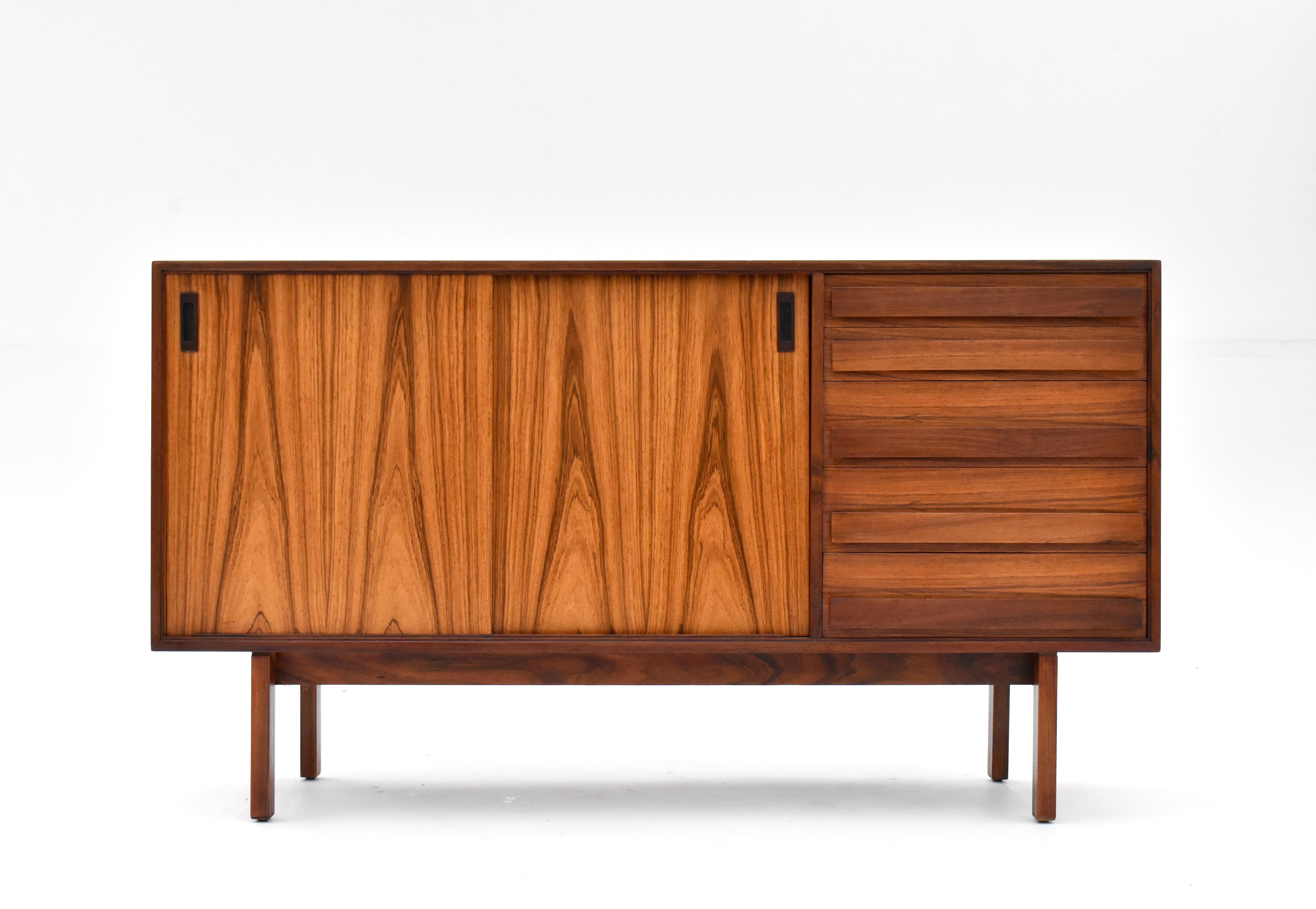 Bellissima credenza in palissandro disegnata da Anton Borg per Randers.

Borg è stato uno dei primi collaboratori di Arne Vodder e un eccellente designer.  Questo modello di Randers si vede molto raramente.

Il colore di questo esemplare è