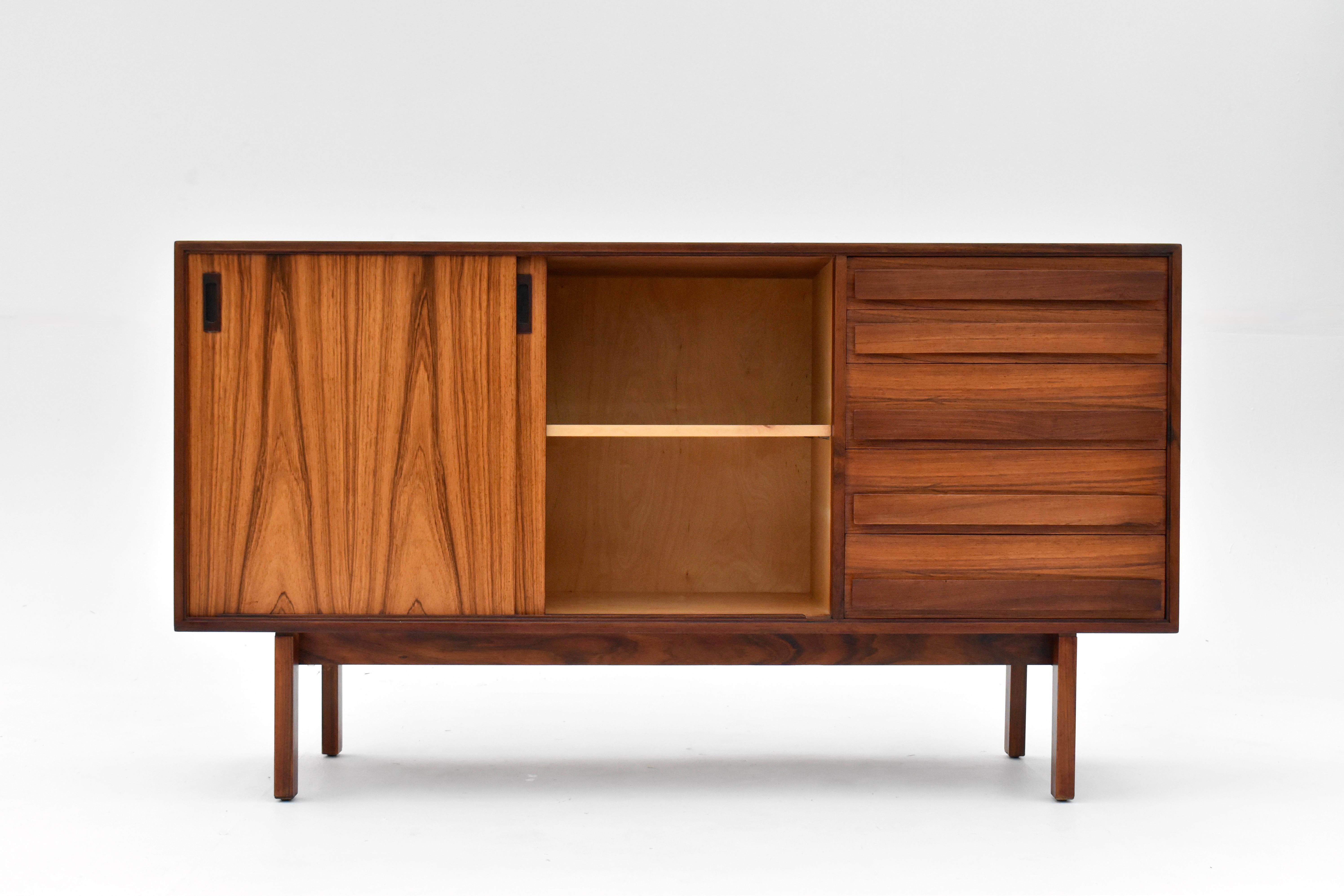 Metà XX secolo Rara credenza danese degli anni '60 di Anton Borg in palissandro per Randers Mobelfabrik in vendita