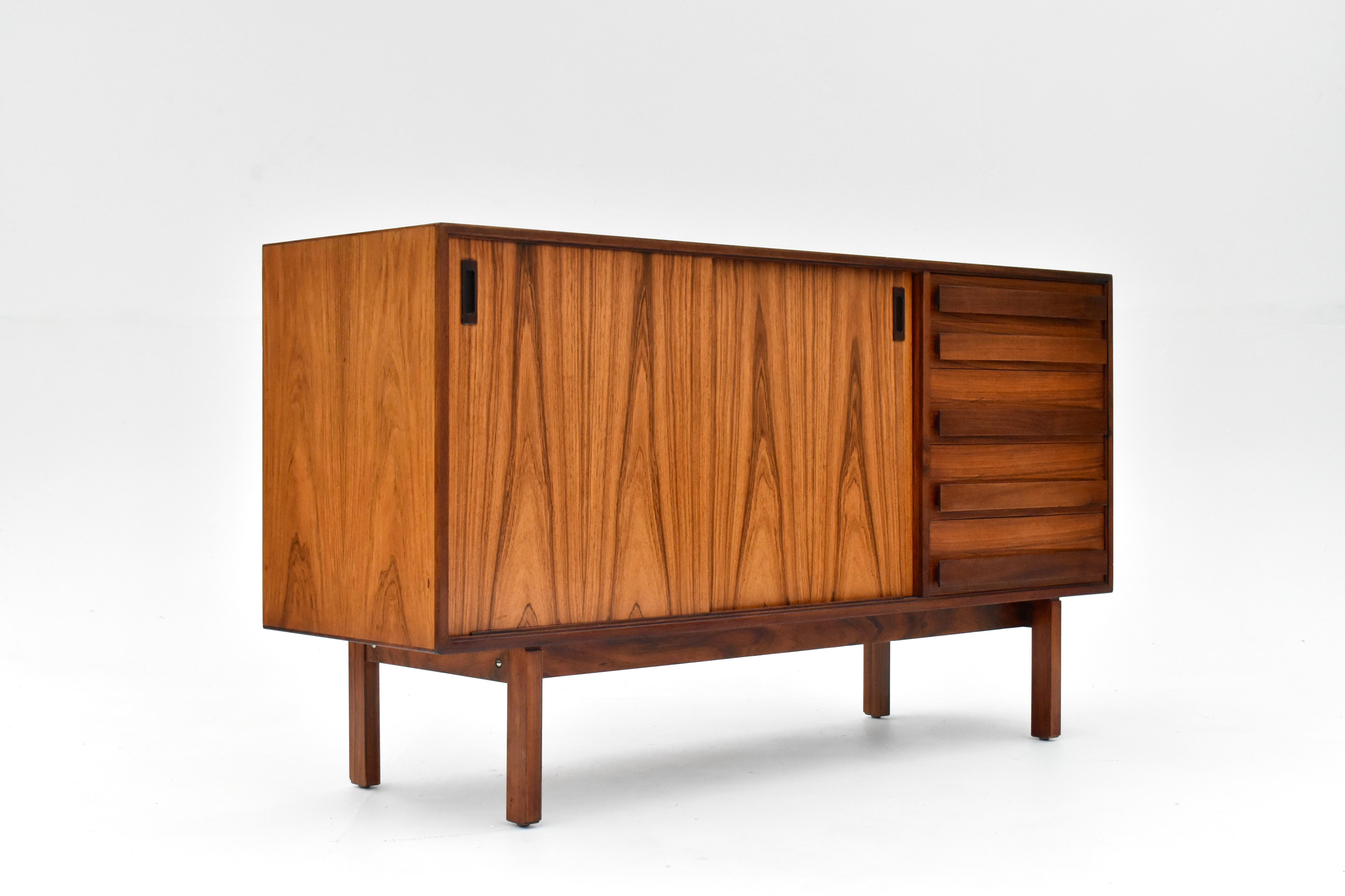 Palissandro Rara credenza danese degli anni '60 di Anton Borg in palissandro per Randers Mobelfabrik in vendita