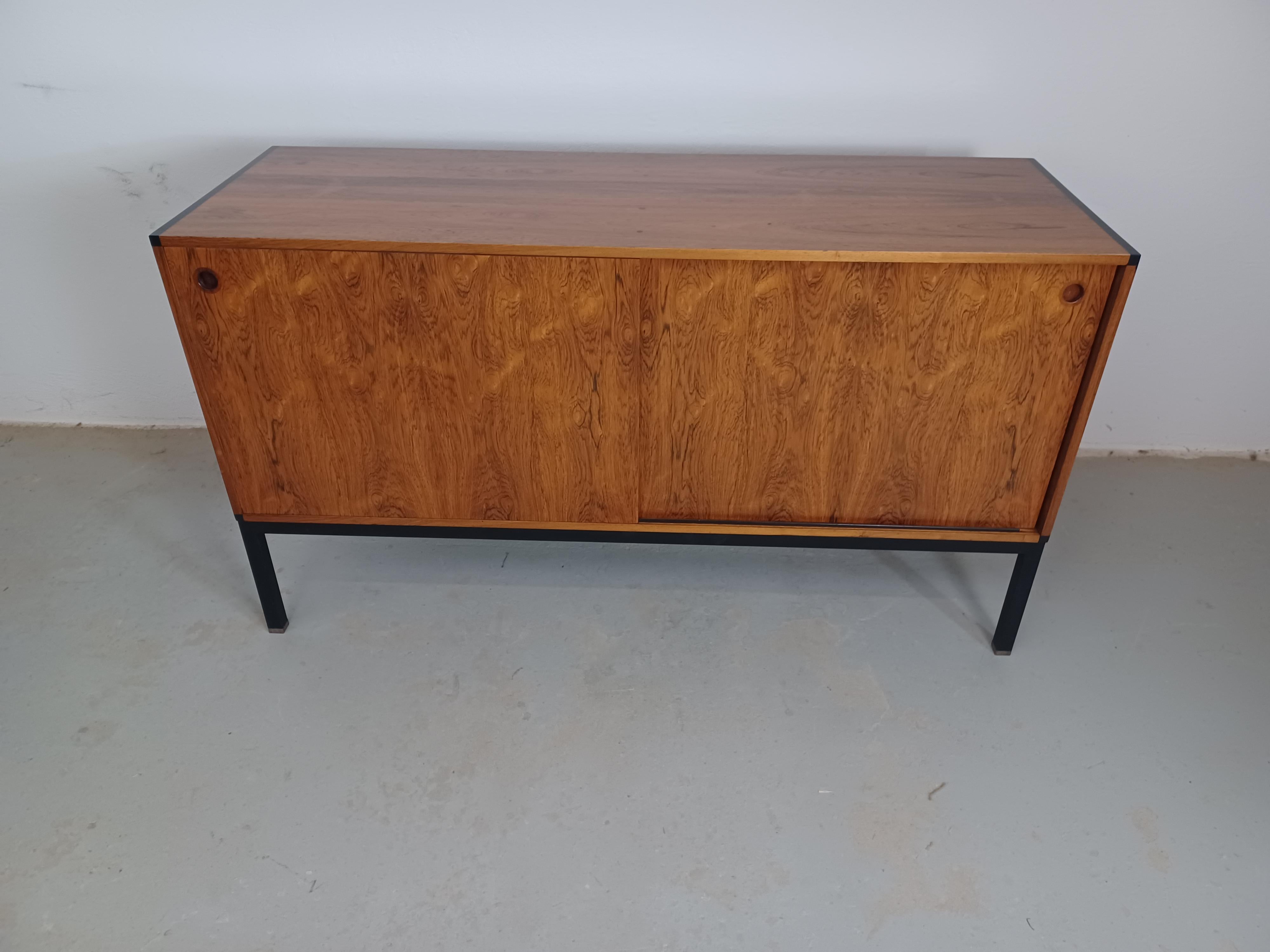 1960s Danish refinished Hans Hove and Palle Petersen credenza in rosewood by Christian Linnegaard..

The Scandinavian Modern credenza feature a slimlined cabinet in rosewood with contrasting inlaid black steel edges on the top and and as framed legs