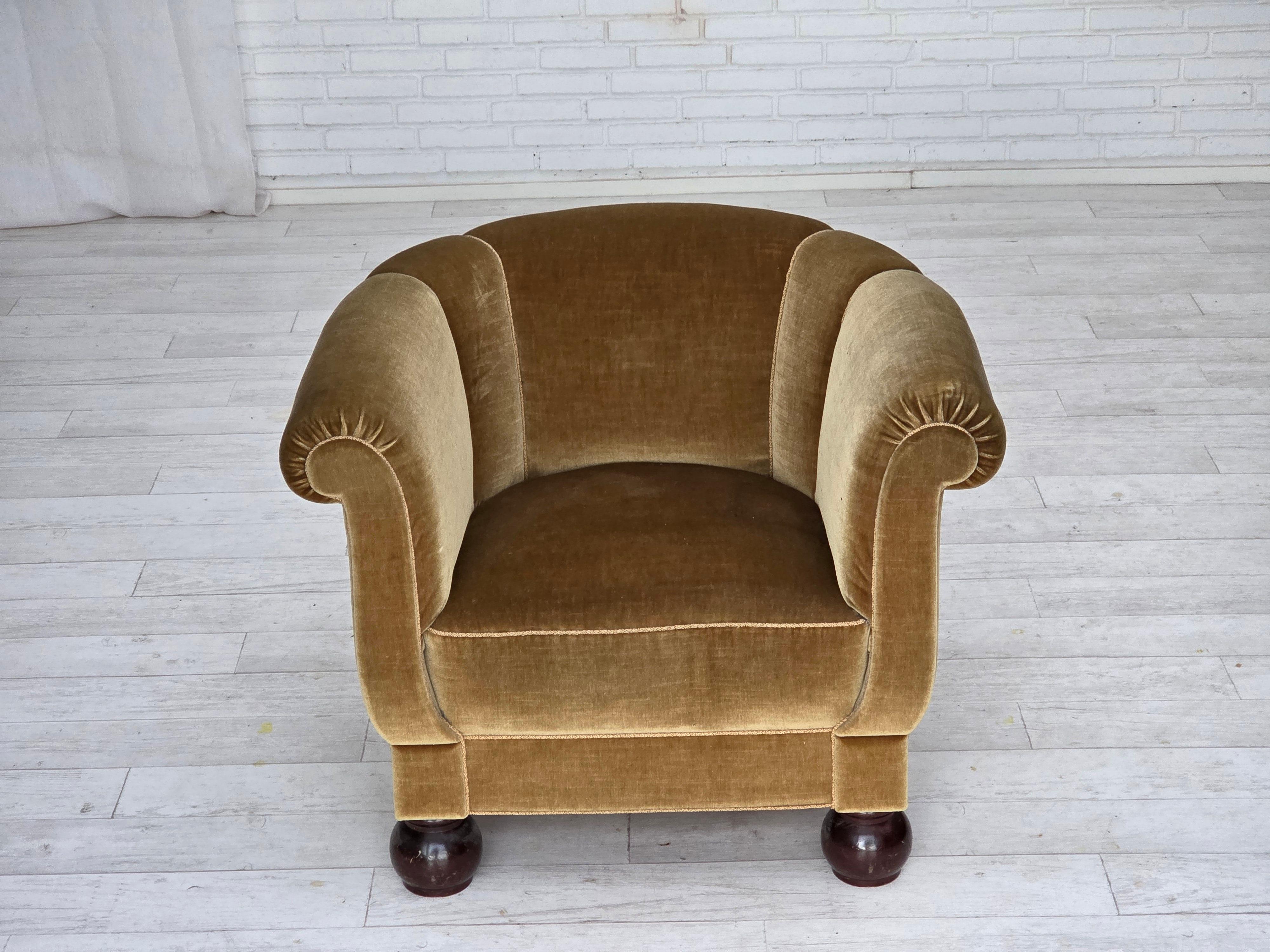 1960, fauteuil relax danois. Velours d'ameublement vert clair d'origine, pieds en bois de chêne, ressorts en laiton dans l'assise. Bon état d'origine : pas d'odeurs, pas de taches et construction stable. Fabriqué par un fabricant de meubles danois