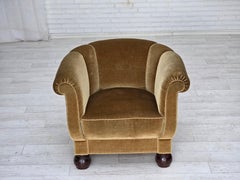 1960er Jahre, Dänischer Relaxsessel, hellgrüner Möbelvelours, Beine aus Eichenholz.