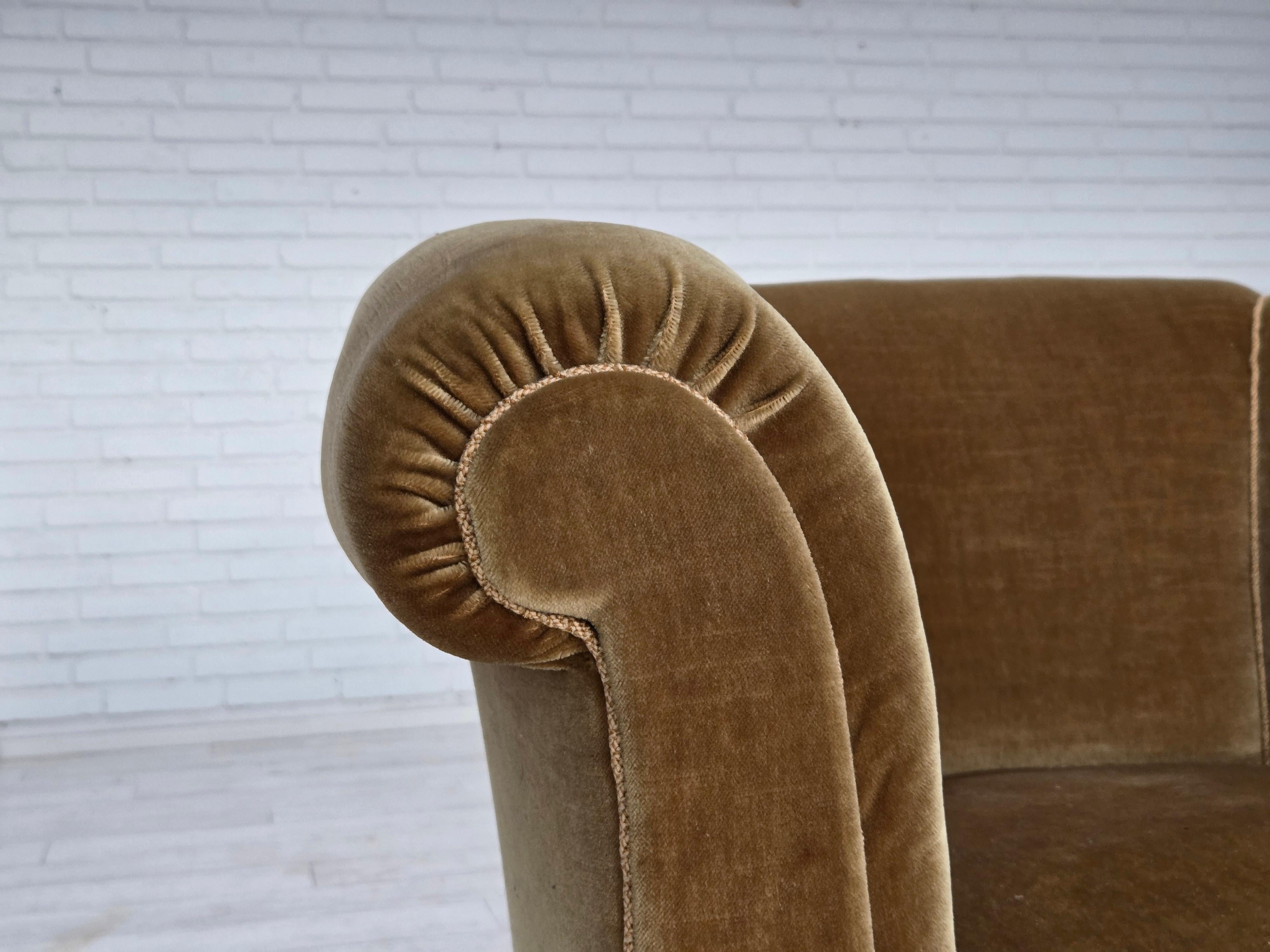 Danois 1960s, fauteuil Greene & Greene, velours d'ameublement vert clair, pieds en bois de chêne. en vente