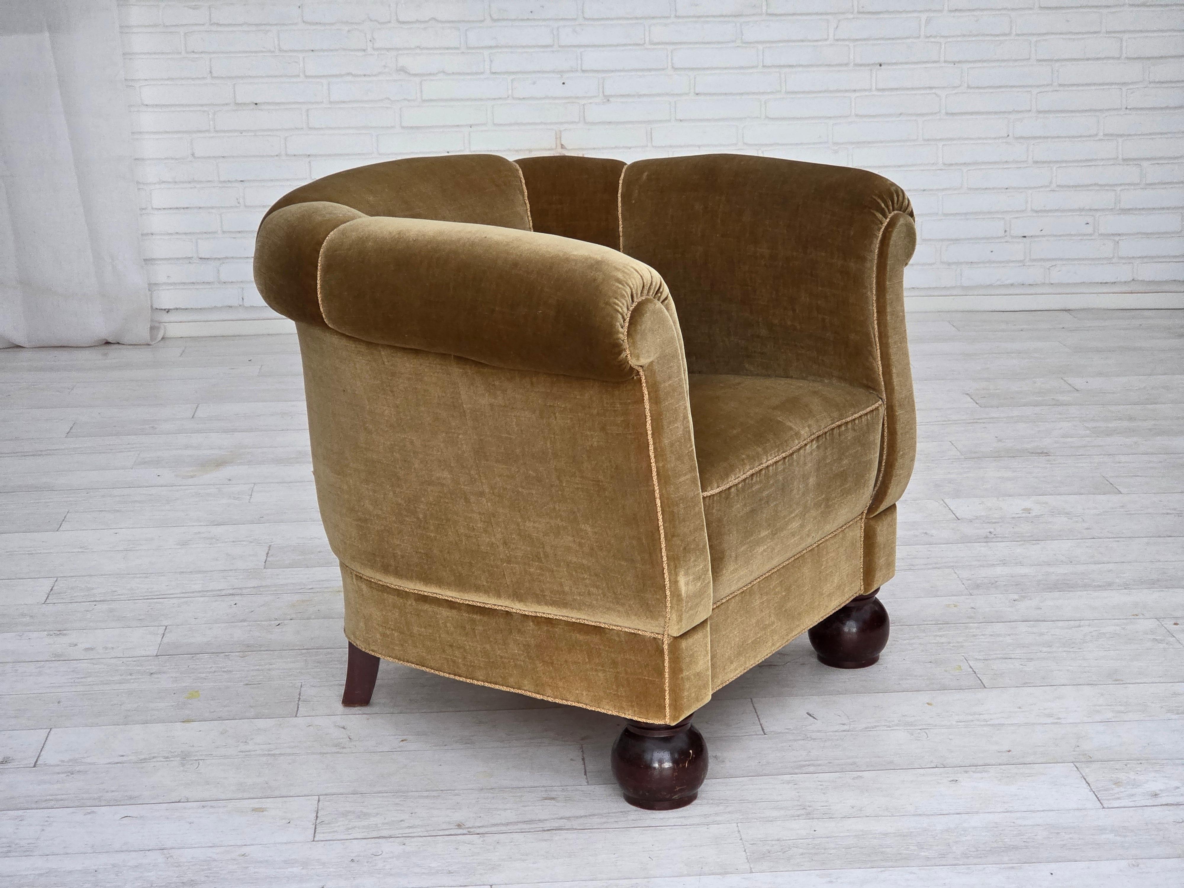 1960s, fauteuil Greene & Greene, velours d'ameublement vert clair, pieds en bois de chêne. Bon état - En vente à Tarm, 82