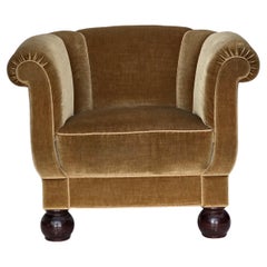 Poltrona relax danese degli anni
60, velluto verde chiaro, gambe in legno di quercia.