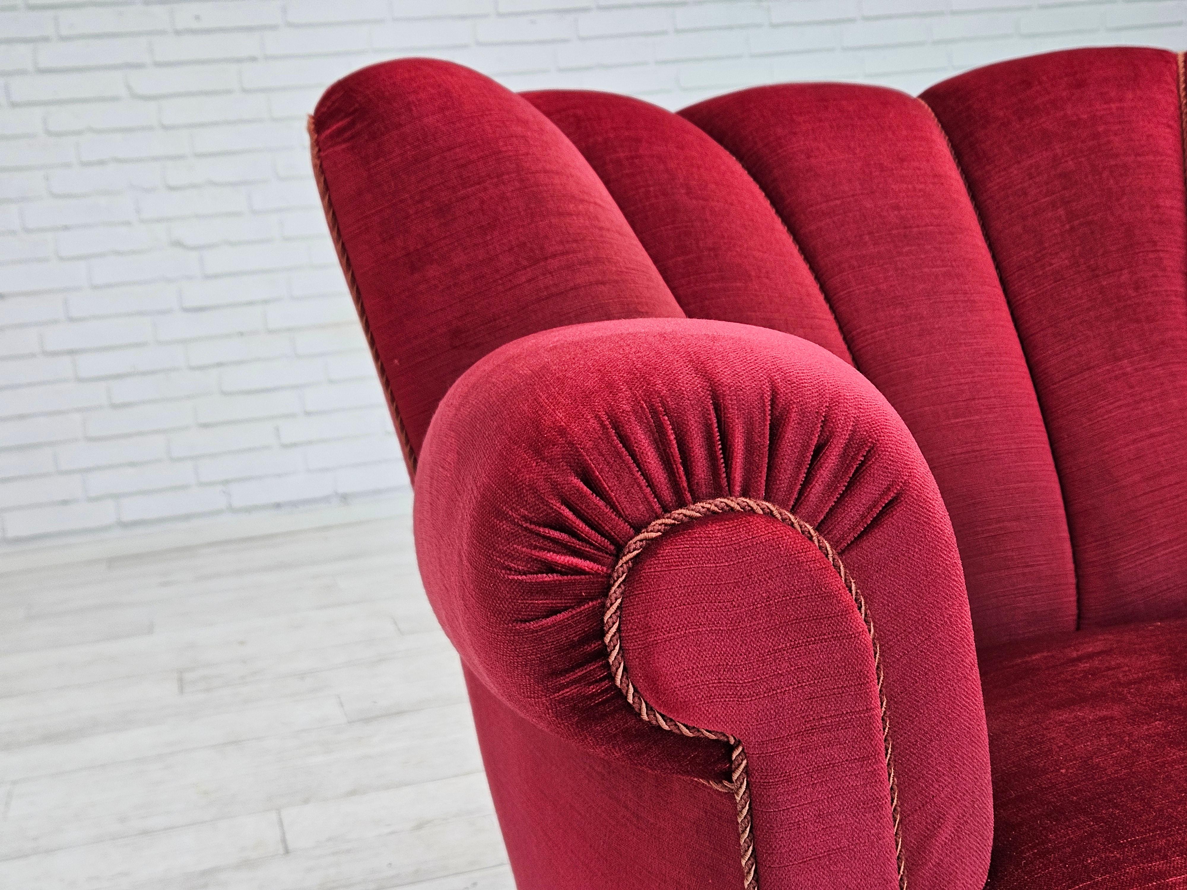 1960, poltrona relax danese, condizioni originali, velluto rosso ciliegia. in vendita 9