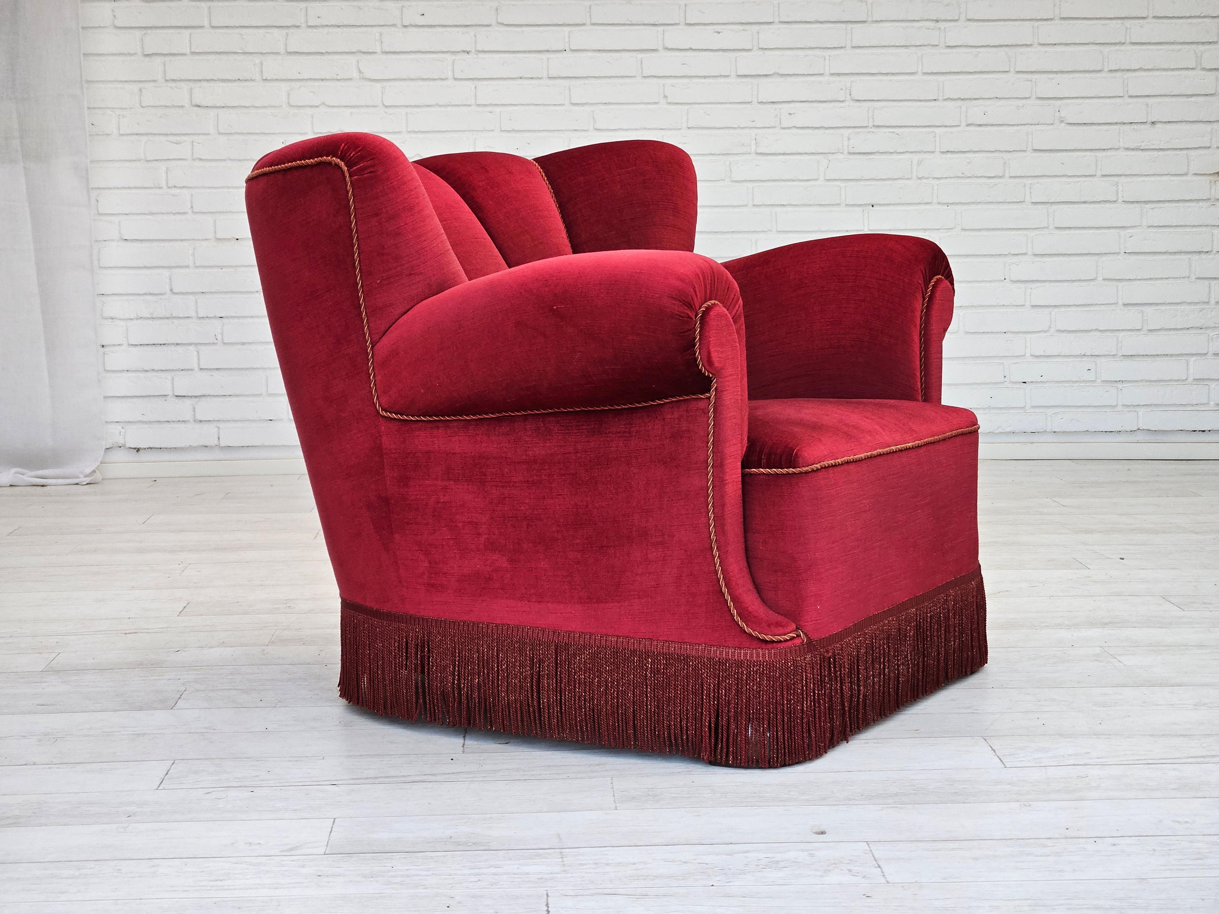 1960, poltrona relax danese. Condizioni originali molto buone: nessun odore, nessuna macchia e struttura stabile. Velluto originale rosso ciliegia, gambe in legno di faggio, molle in ottone nella seduta. Prodotto da un produttore di mobili danese