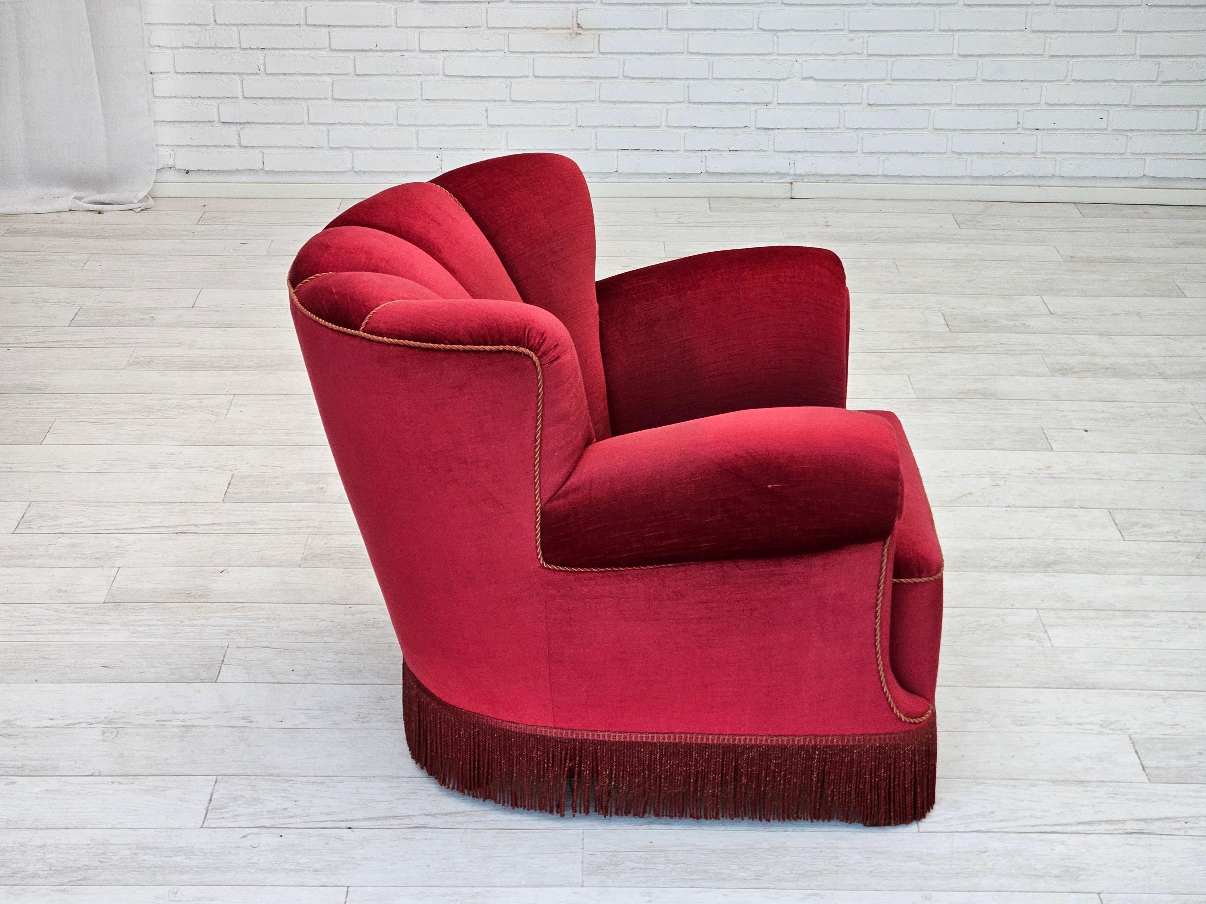 Metà XX secolo 1960, poltrona relax danese, condizioni originali, velluto rosso ciliegia. in vendita
