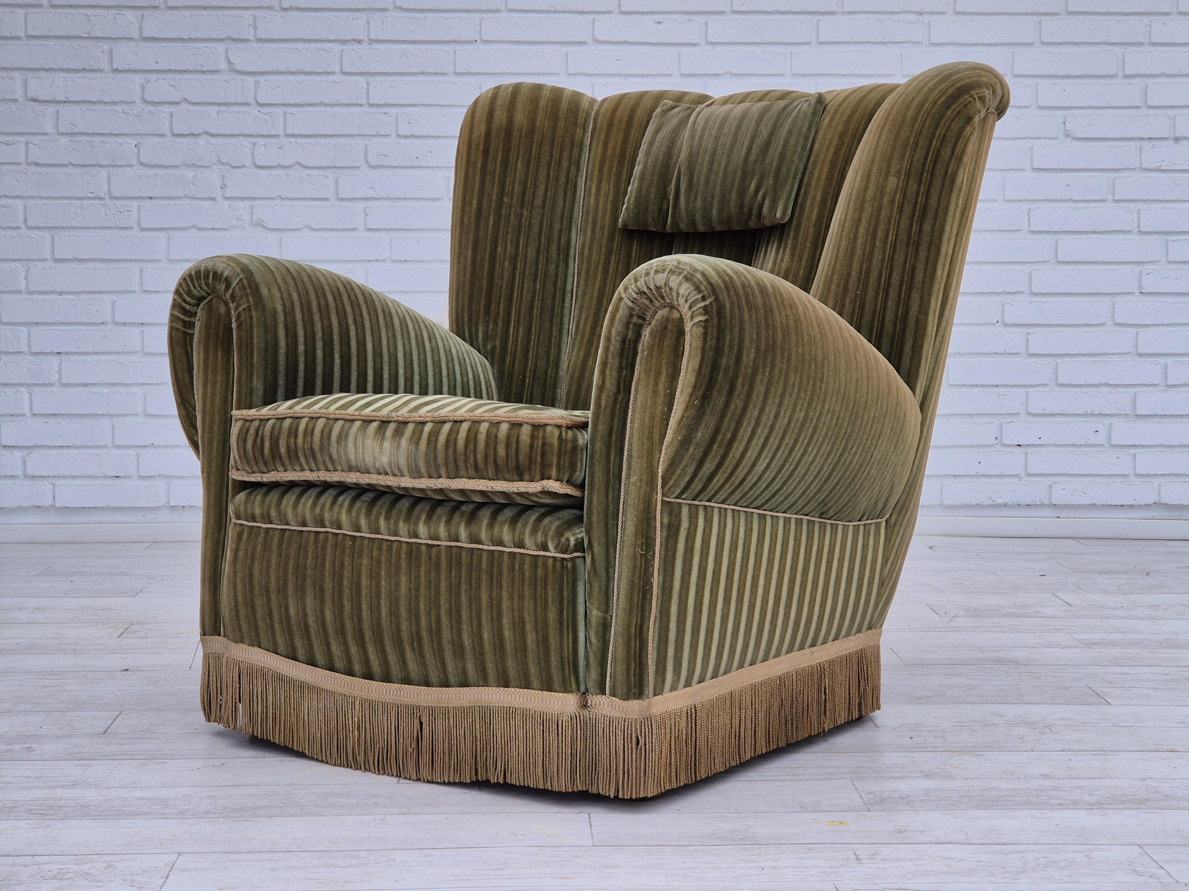 Fauteuil de détente danois des années 1960, état d'origine, velours de meuble vert. en vente 3