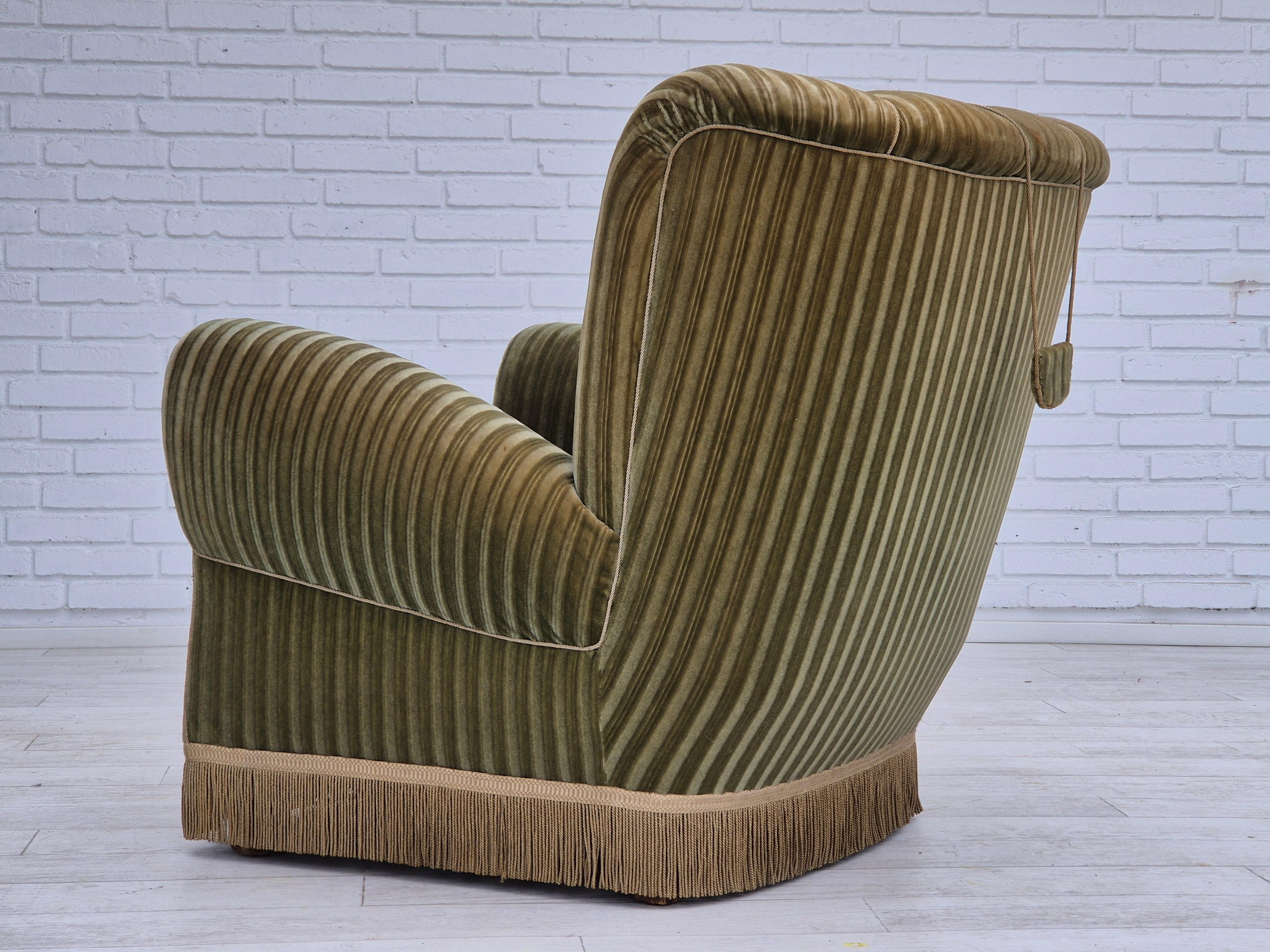 Fauteuil de détente danois des années 1960, état d'origine, velours de meuble vert. en vente 4