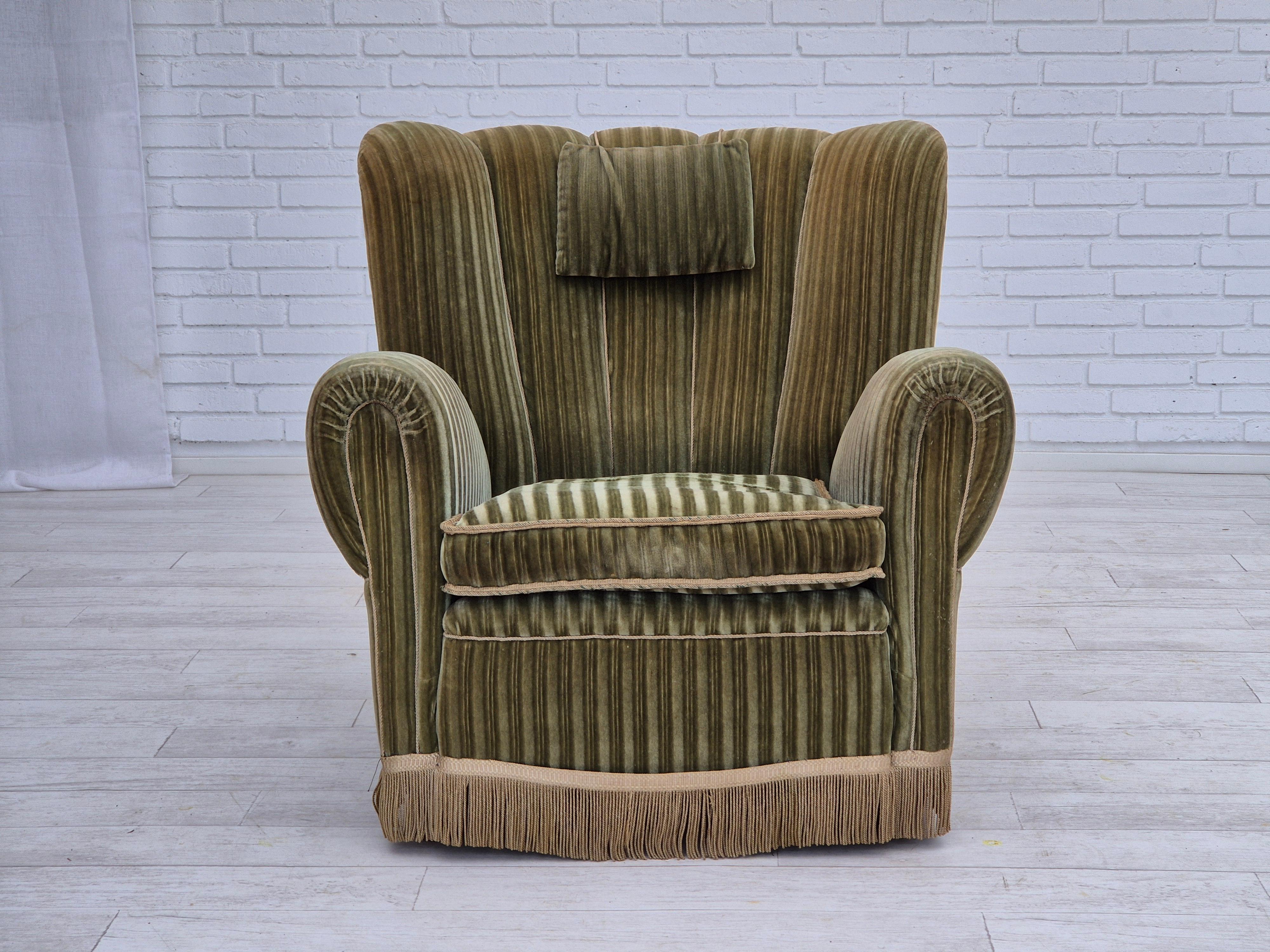 Danois Fauteuil de détente danois des années 1960, état d'origine, velours de meuble vert. en vente