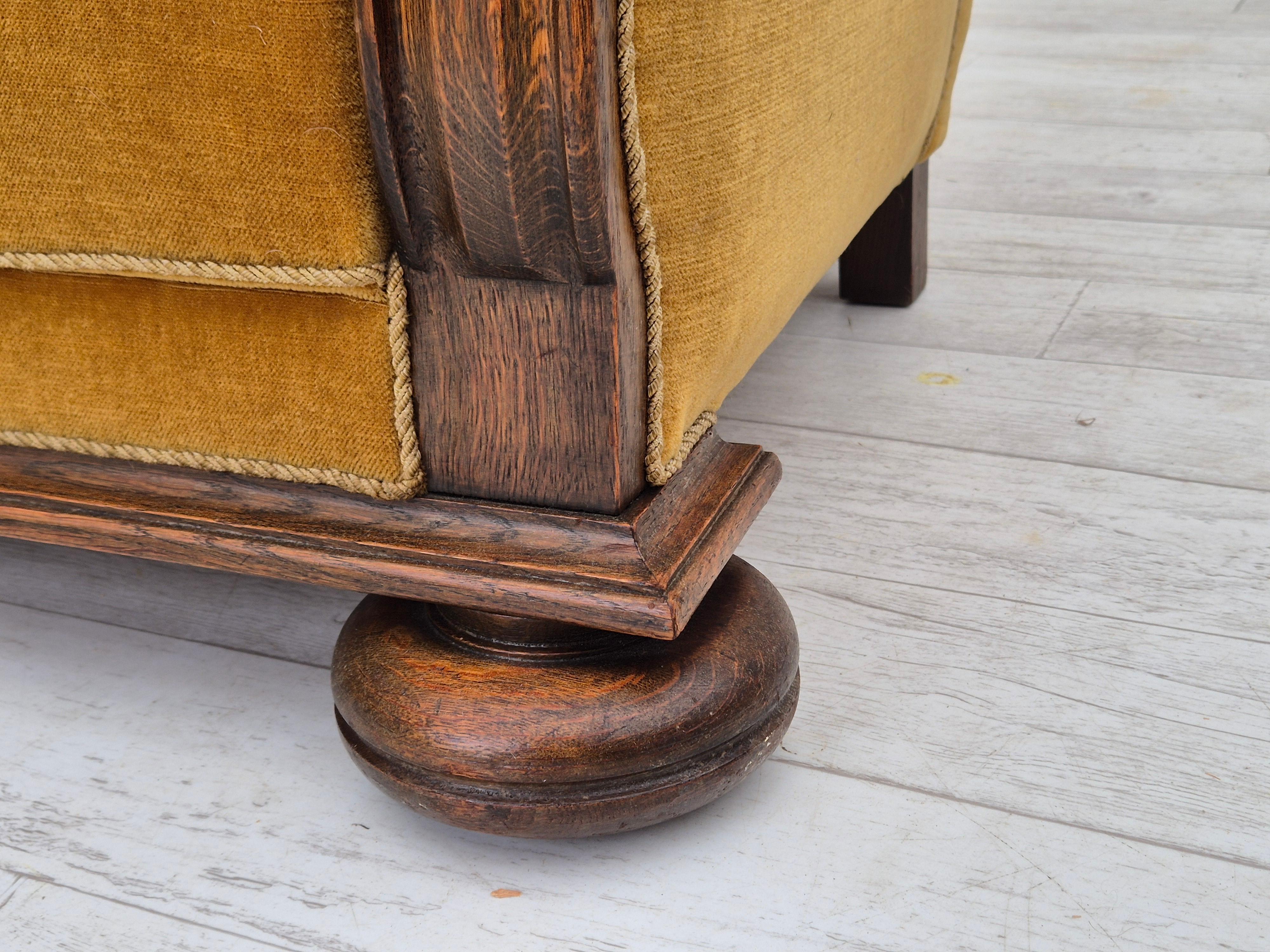 1960s, Danish relax armchair, yellow-honning furniture velour, oak wood. In Good Condition For Sale In Tarm, 82