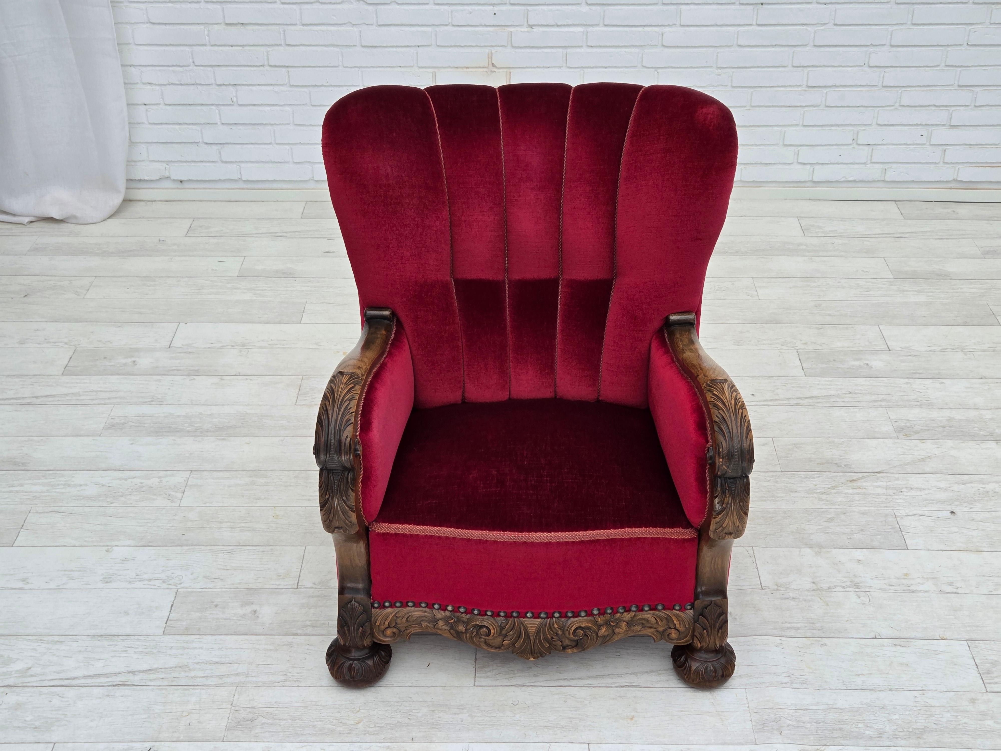 Metà XX secolo Anni '60, sedia relax Wood, velluto rosso ciliegia, legno di Oak. in vendita
