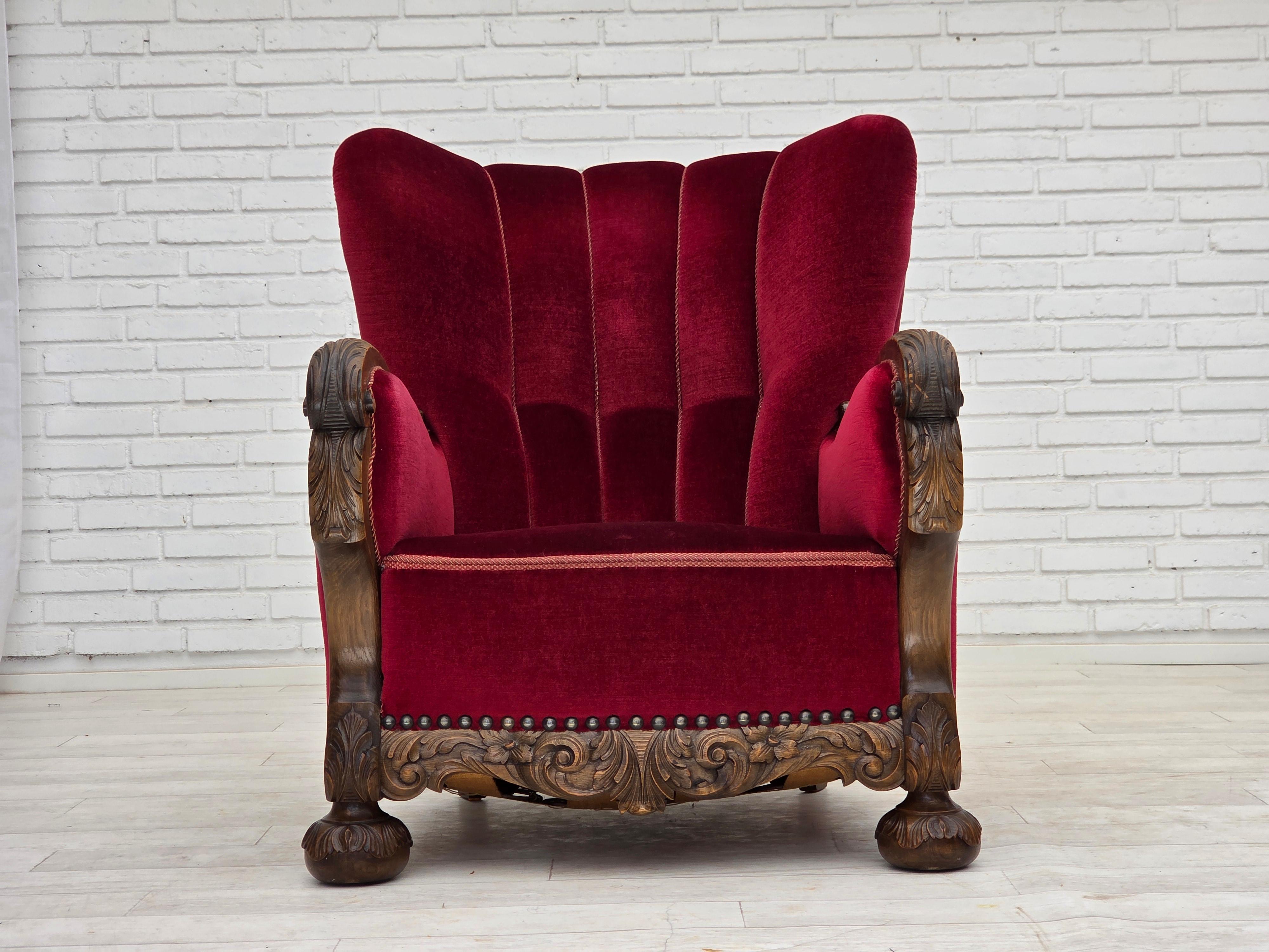 Velluto Anni '60, sedia relax Wood, velluto rosso ciliegia, legno di Oak. in vendita