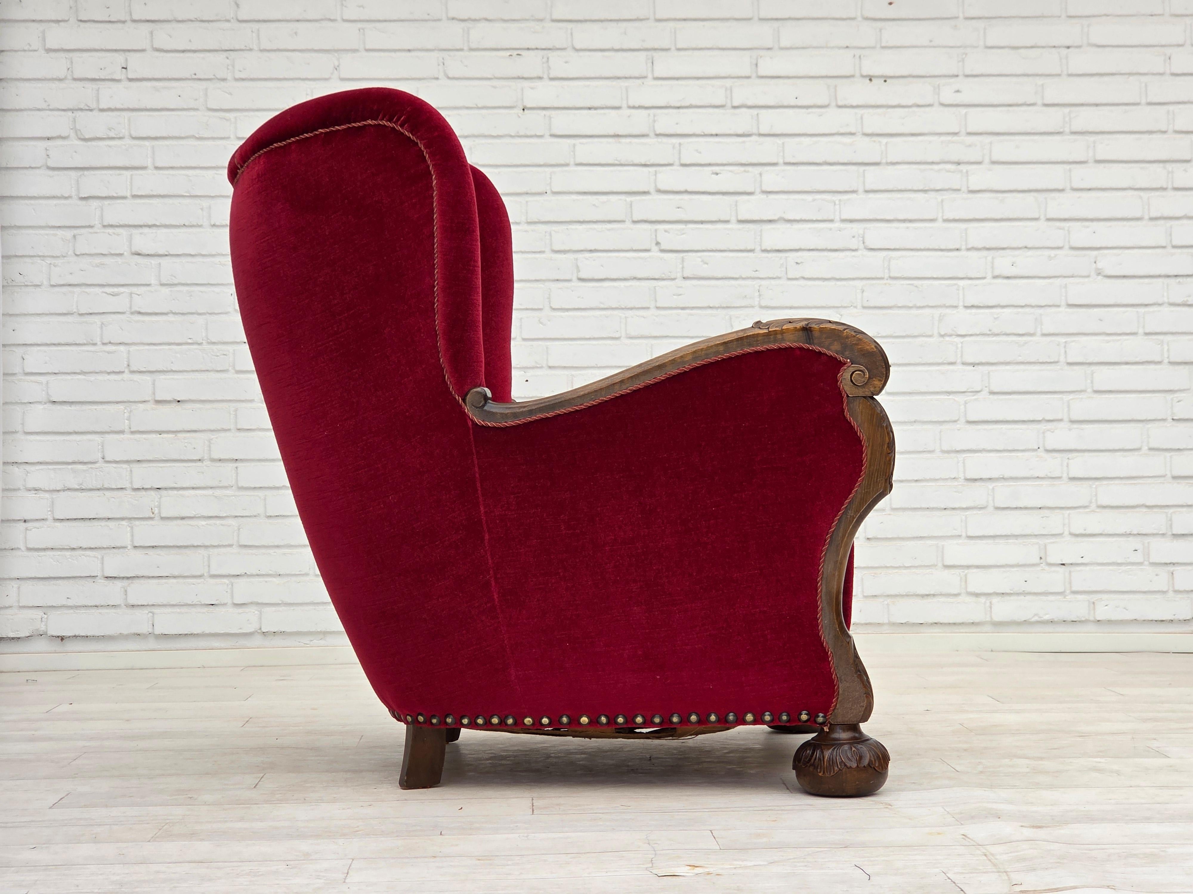 Anni '60, sedia relax Wood, velluto rosso ciliegia, legno di Oak. in vendita 1