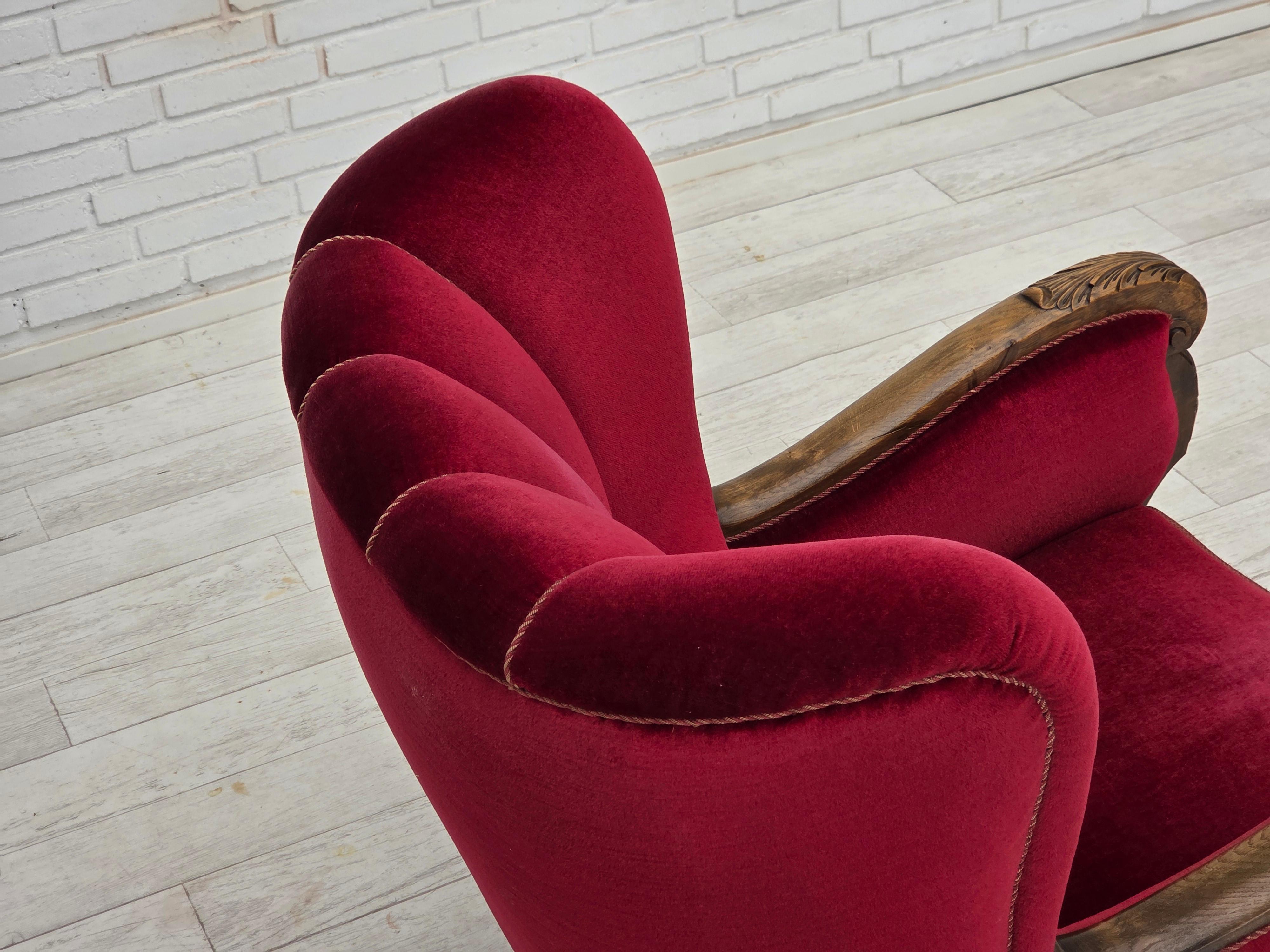 Anni '60, sedia relax Wood, velluto rosso ciliegia, legno di Oak. in vendita 2