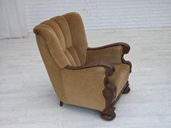 1960er Jahre, dänischer Relaxsessel, original grüner Möbelvelours, geschnitztes Eichenholz.