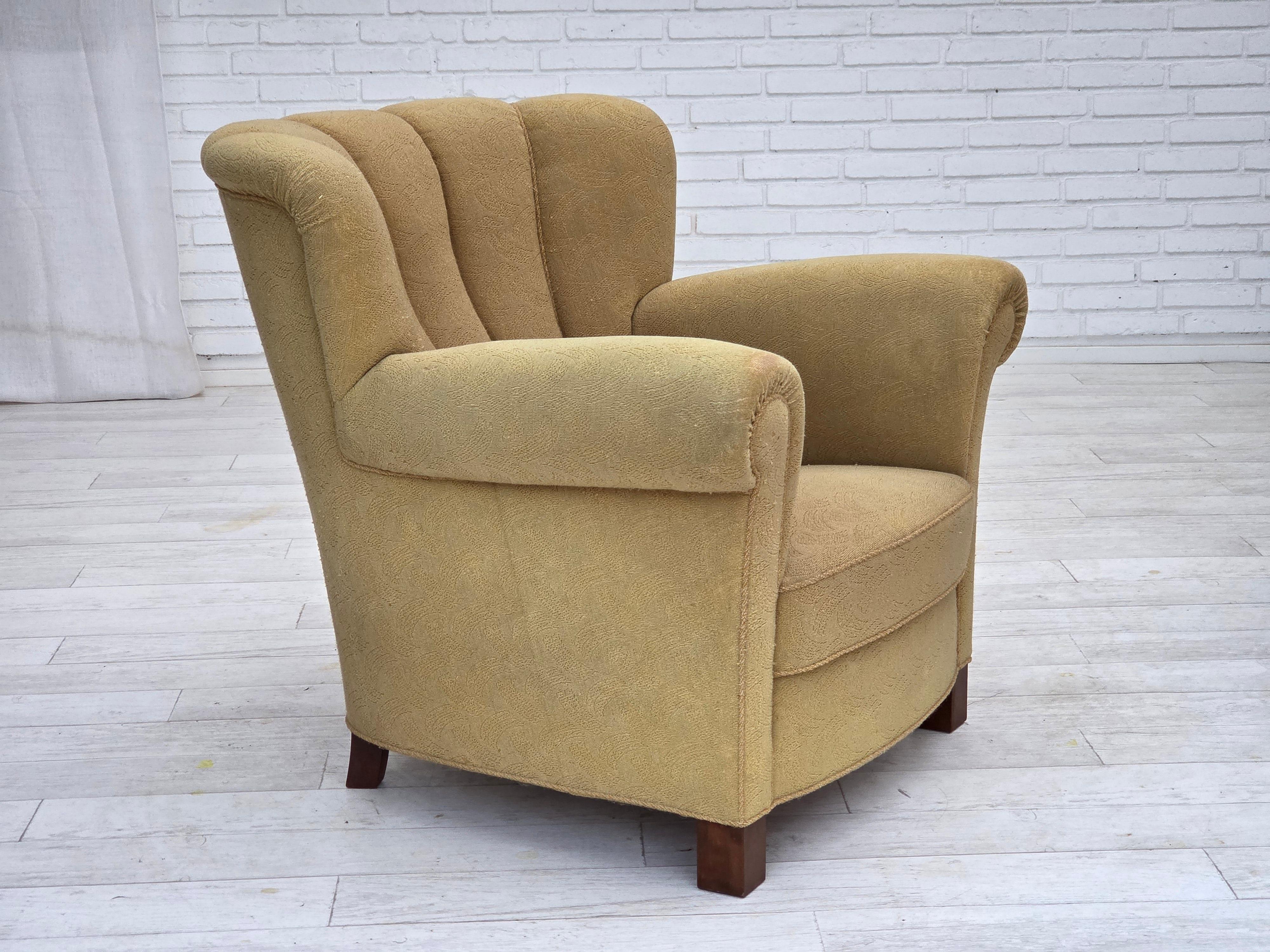 Fauteuil relax danois, années 1960. Laine d'ameublement d'origine vert clair, pieds en hêtre, ressorts en laiton dans l'assise. Bon état d'origine : pas d'odeurs, pas de taches et construction stable. Fabriqué par un fabricant de meubles danois dans