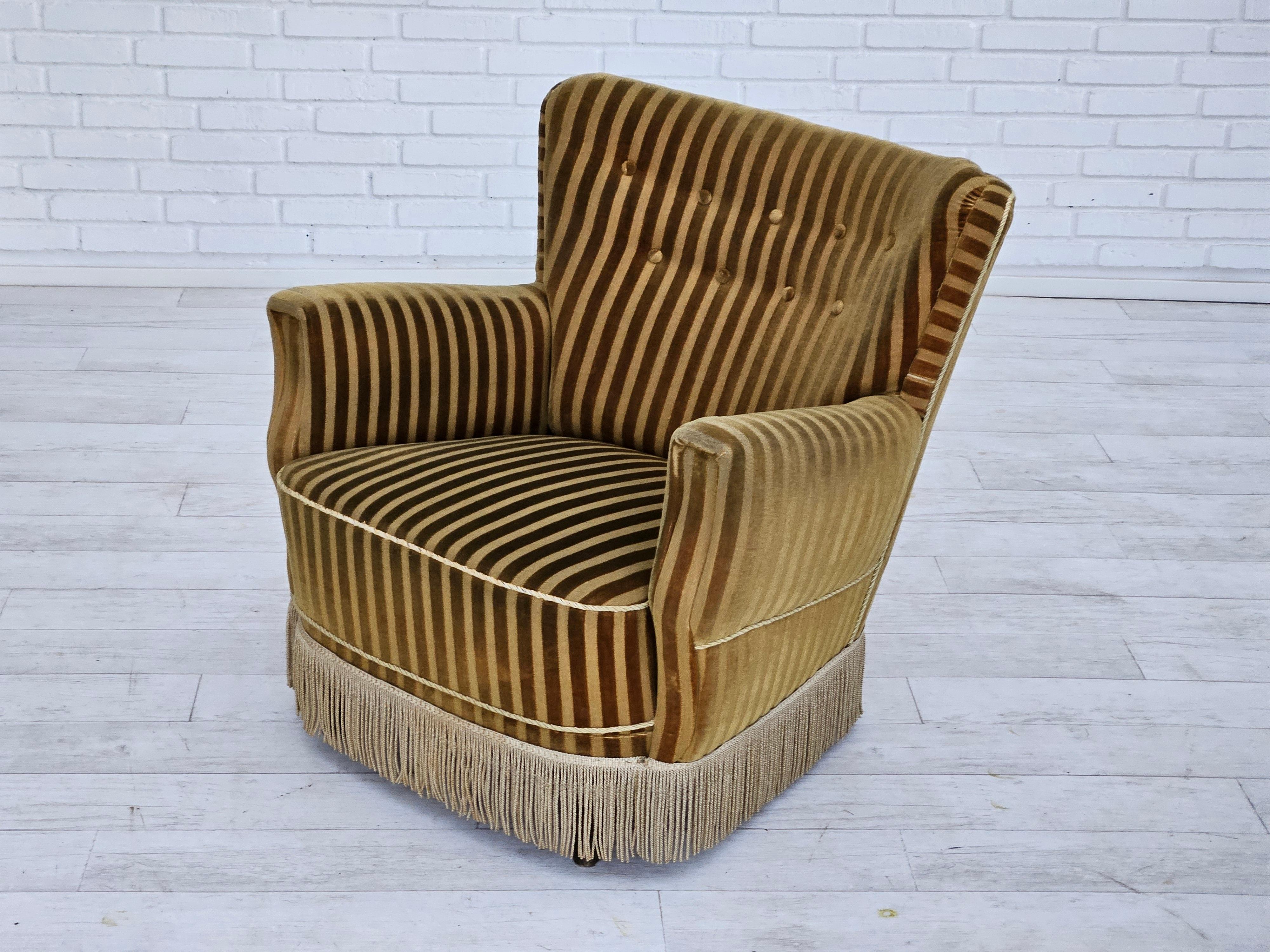 1960s, Danish relax chair, original upholstery, green velour. For Sale 6