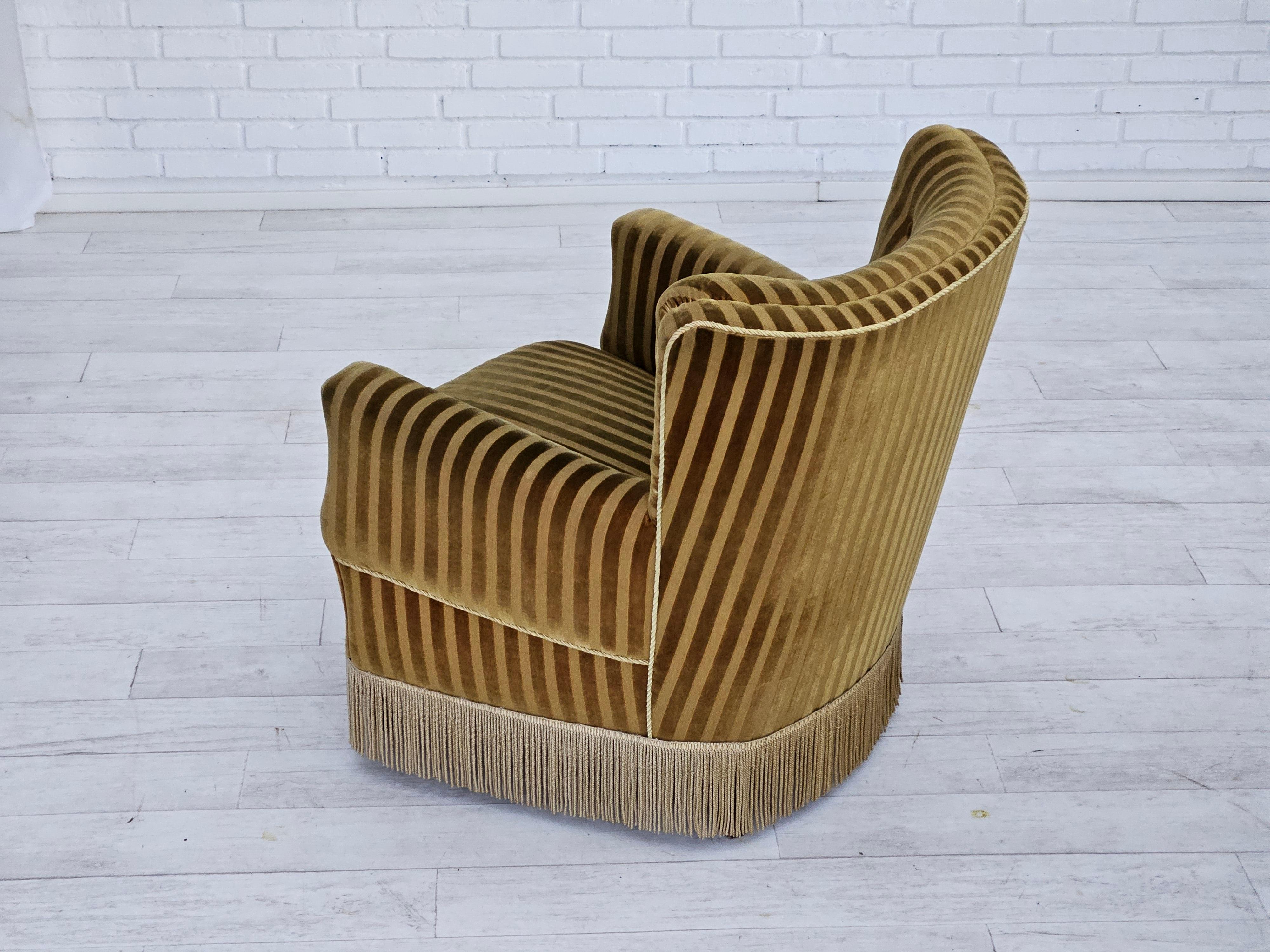1960s, Danish relax chair, original upholstery, green velour. For Sale 11