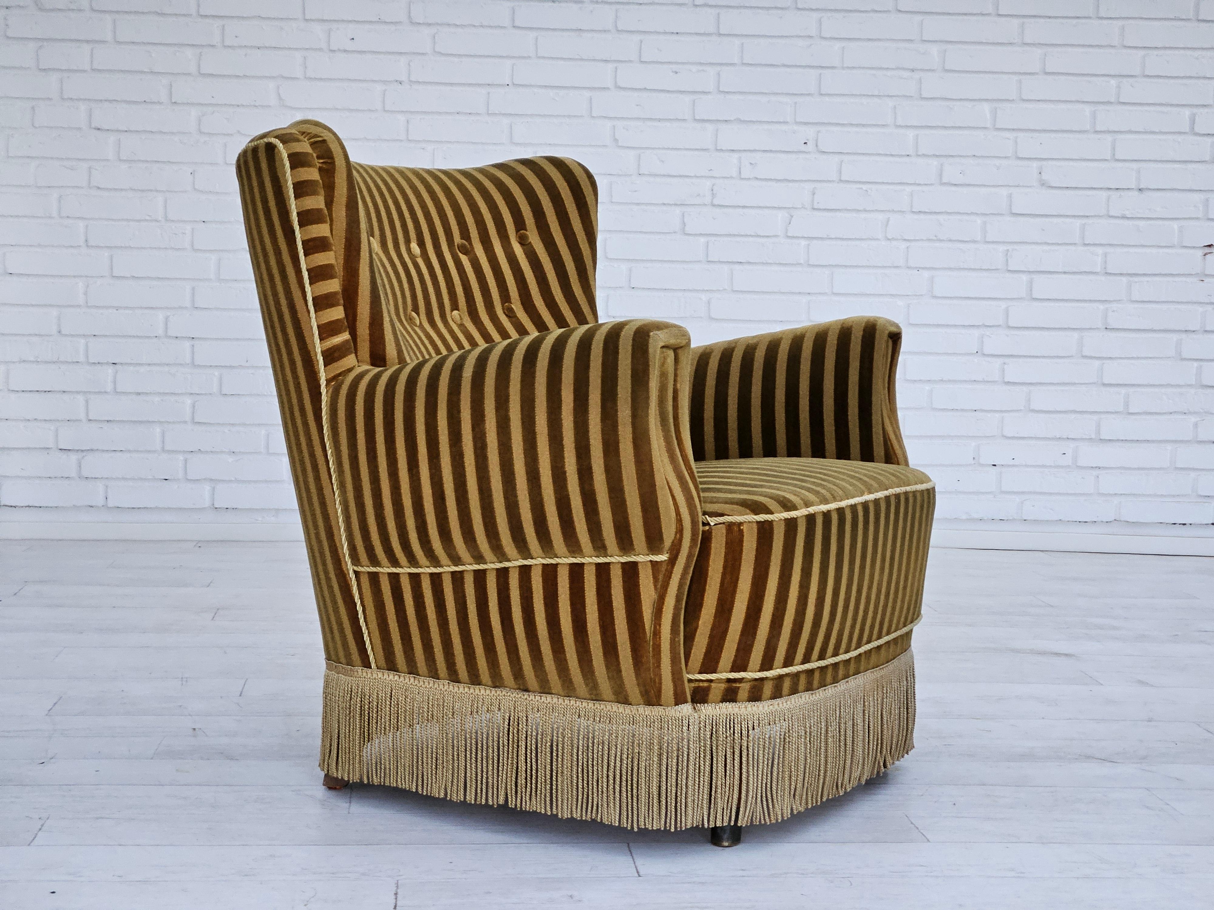 Scandinavian Modern 1960s, Danish relax chair, original upholstery, green velour. For Sale