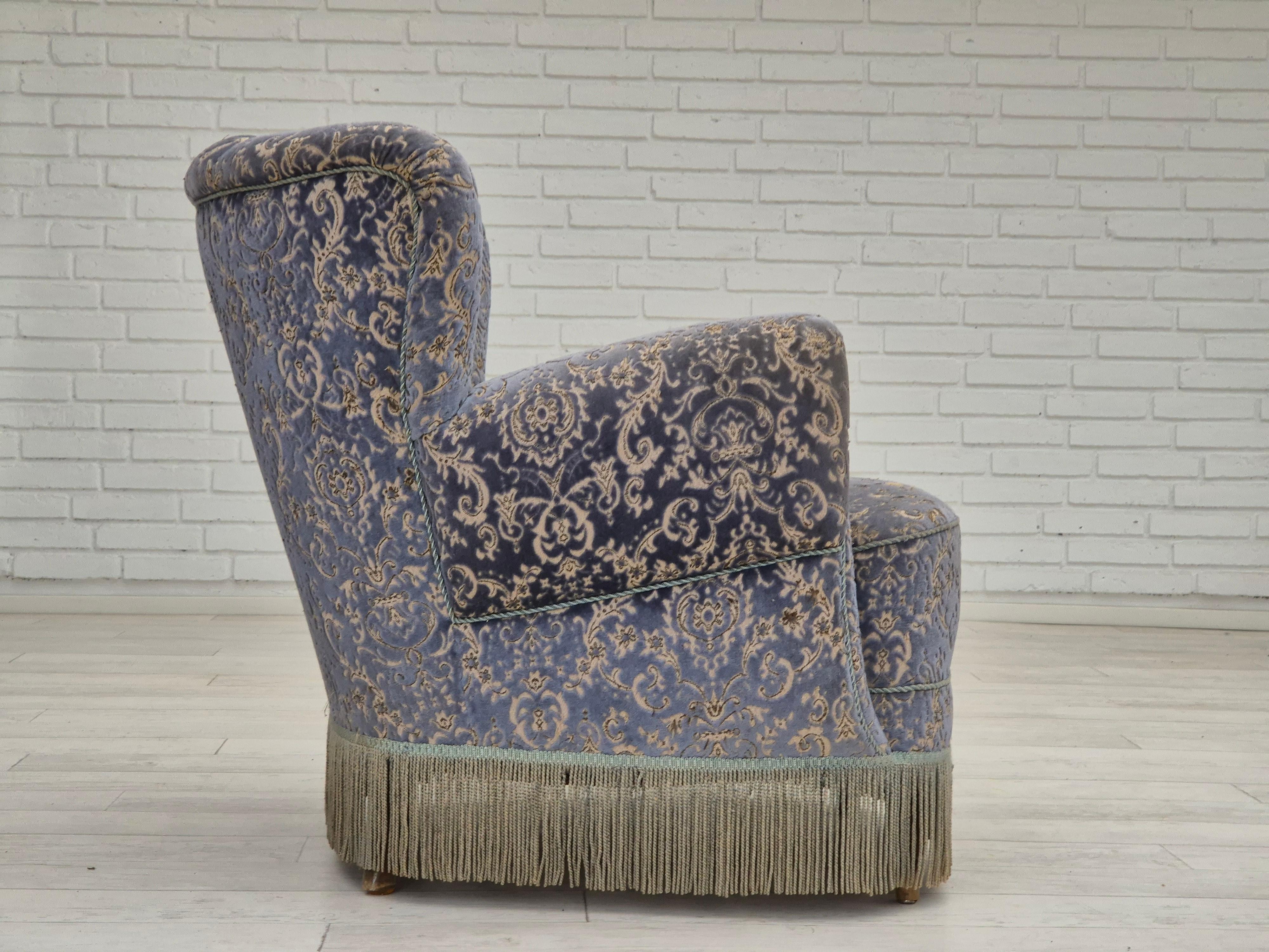 Années 1960, chaise de détente danoise avec pouf, très bon état, velours de meuble Bon état - En vente à Tarm, 82