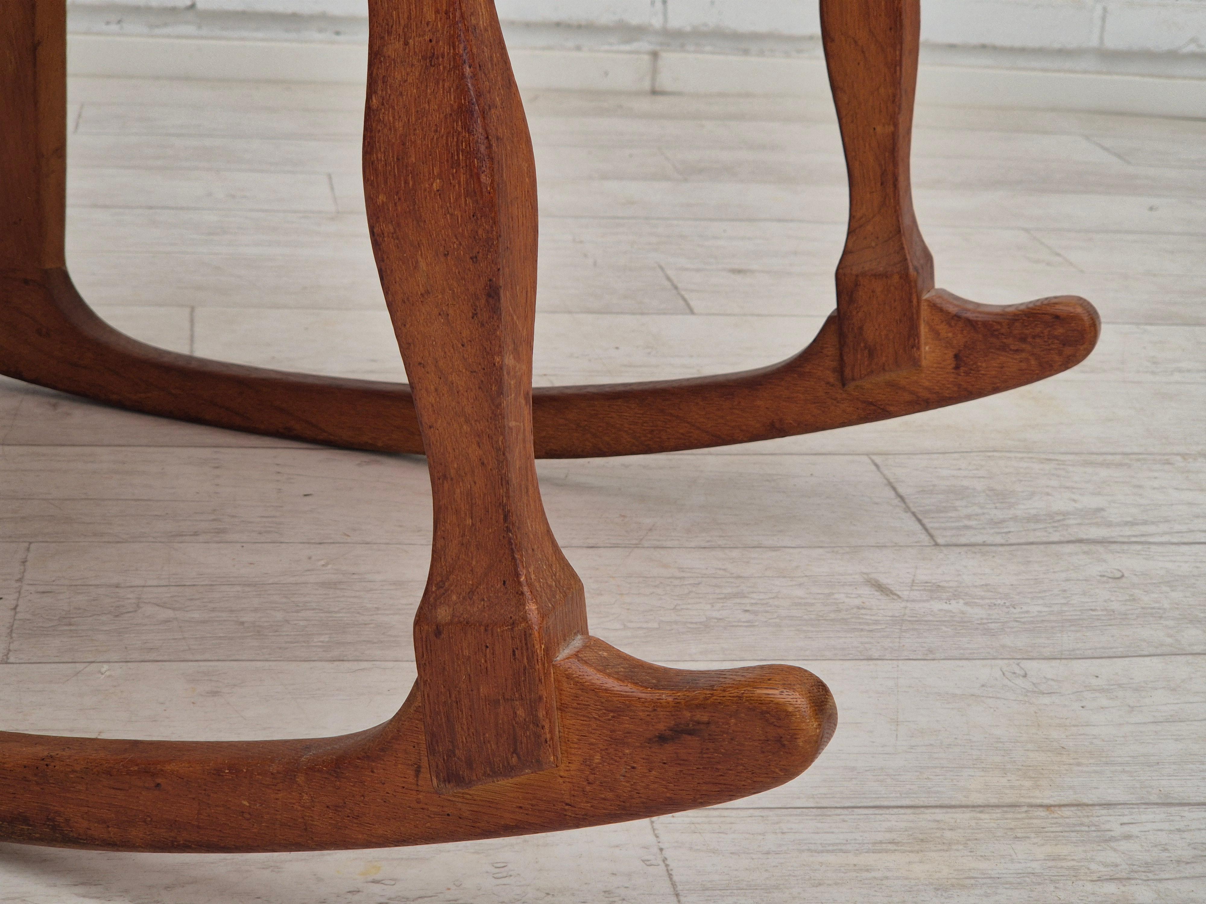 1960s, fauteuil à bascule danois, original en bon état, bois de chêne massif, laine. en vente 4