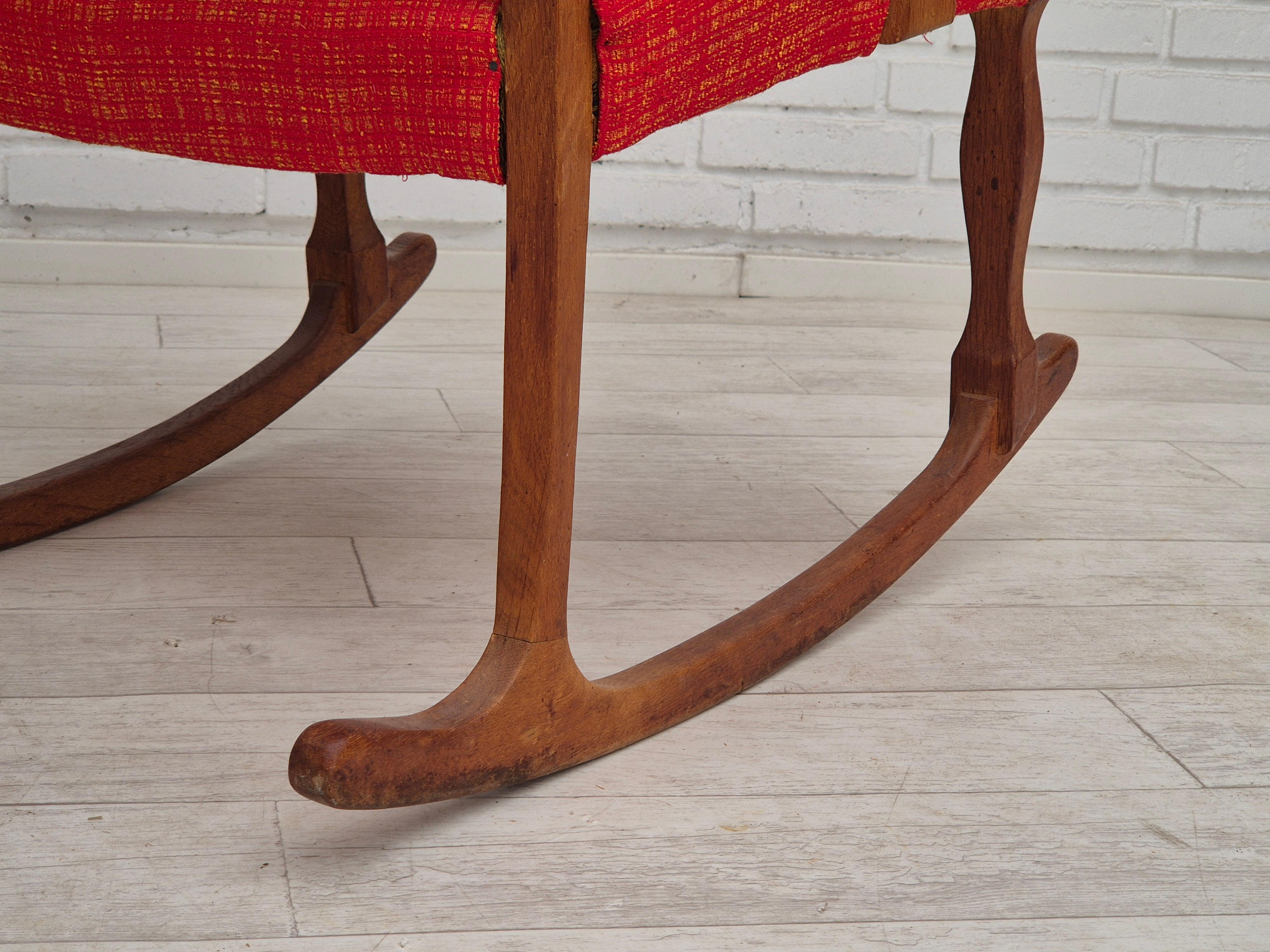 1960s, fauteuil à bascule danois, original en bon état, bois de chêne massif, laine. en vente 6