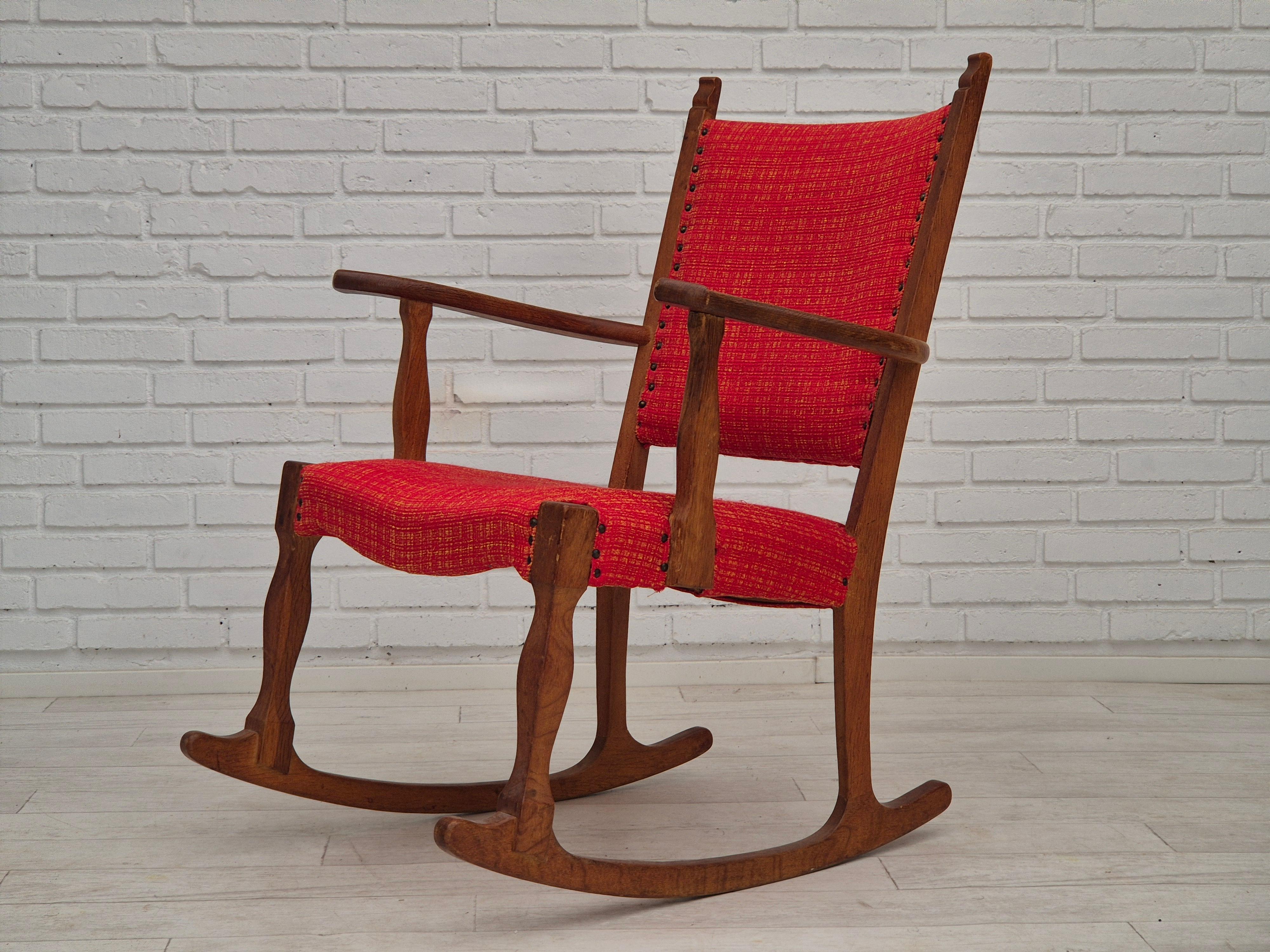 1960s, fauteuil à bascule danois, original en bon état, bois de chêne massif, laine. en vente 9