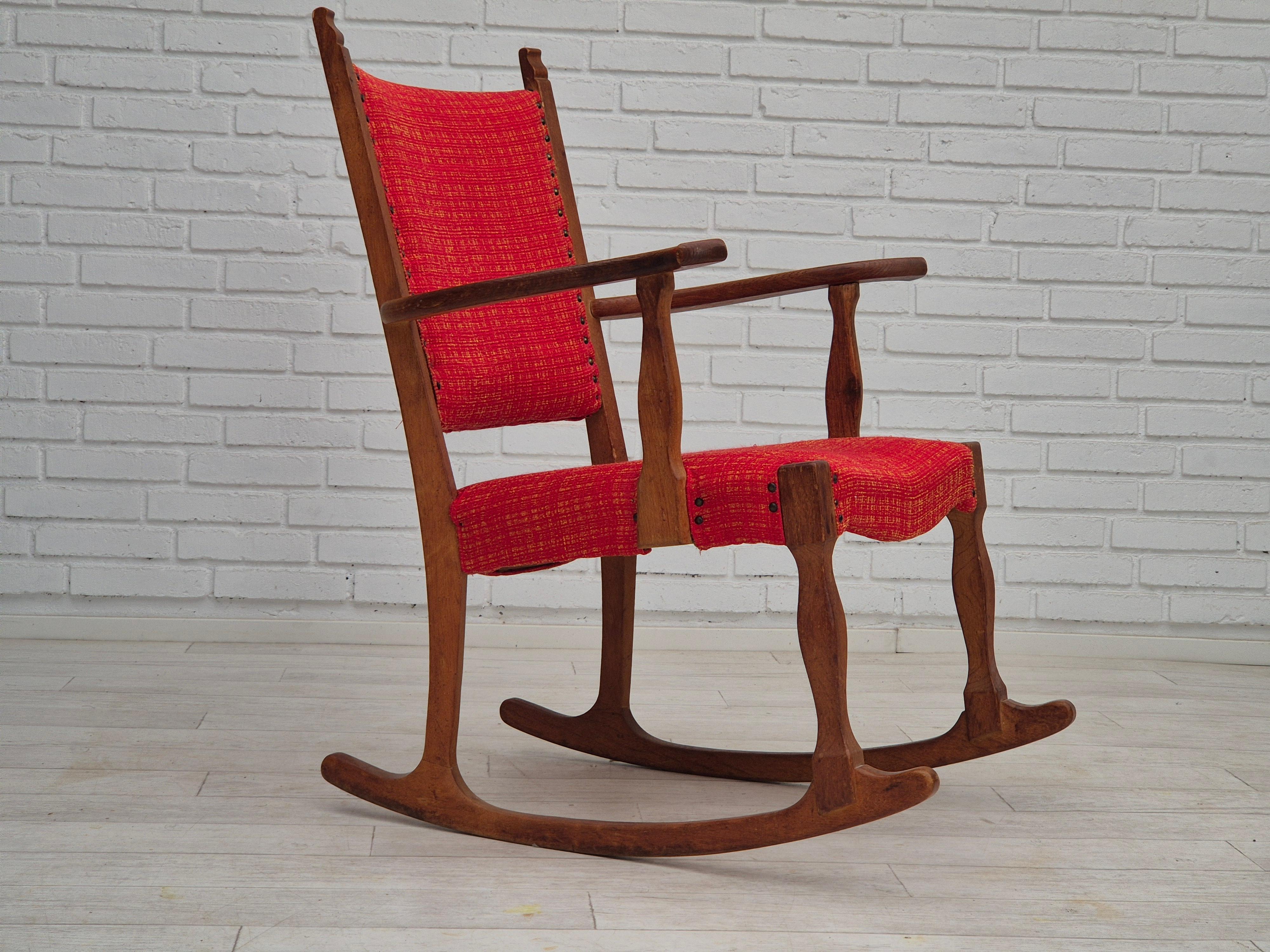 Chaise à bascule danoise des années 1960 en bon état d'origine : pas d'odeurs, pas de taches, construction stable. Bois de chêne massif, tissu de laine d'ameublement. Fabriqué par un fabricant de meubles danois vers les années 1960. La chaise a été