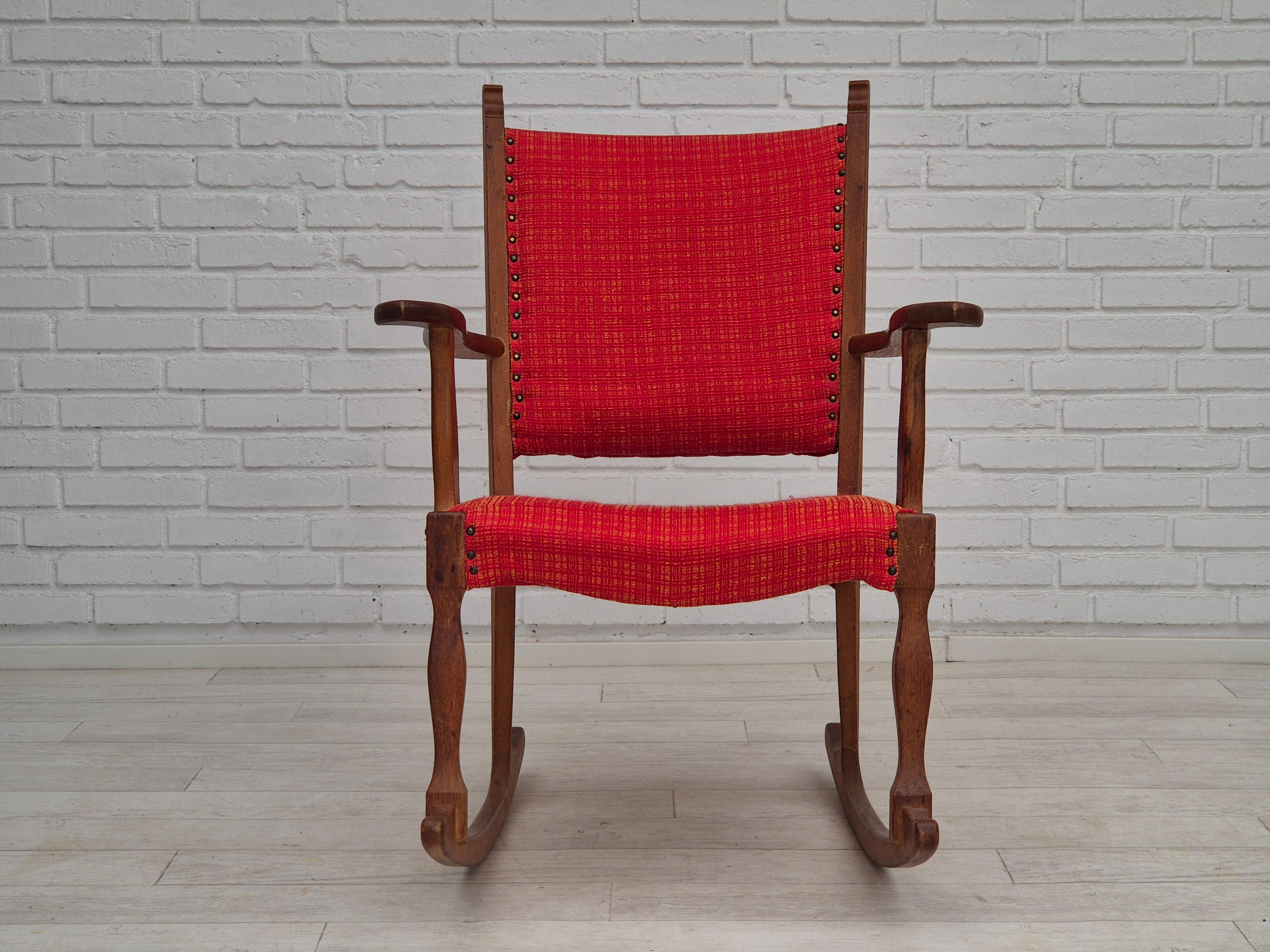 Scandinave moderne 1960s, fauteuil à bascule danois, original en bon état, bois de chêne massif, laine. en vente
