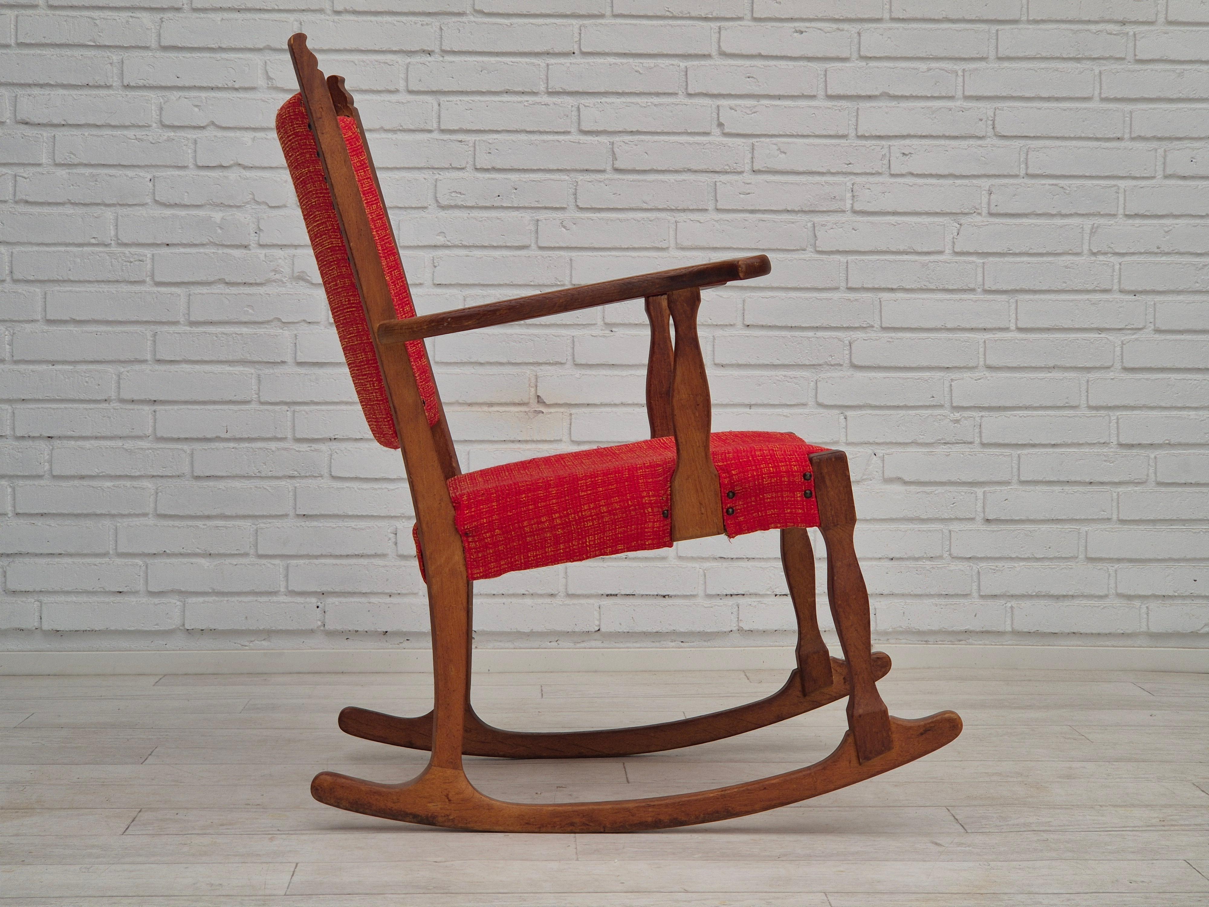 1960s, fauteuil à bascule danois, original en bon état, bois de chêne massif, laine. Bon état - En vente à Tarm, 82