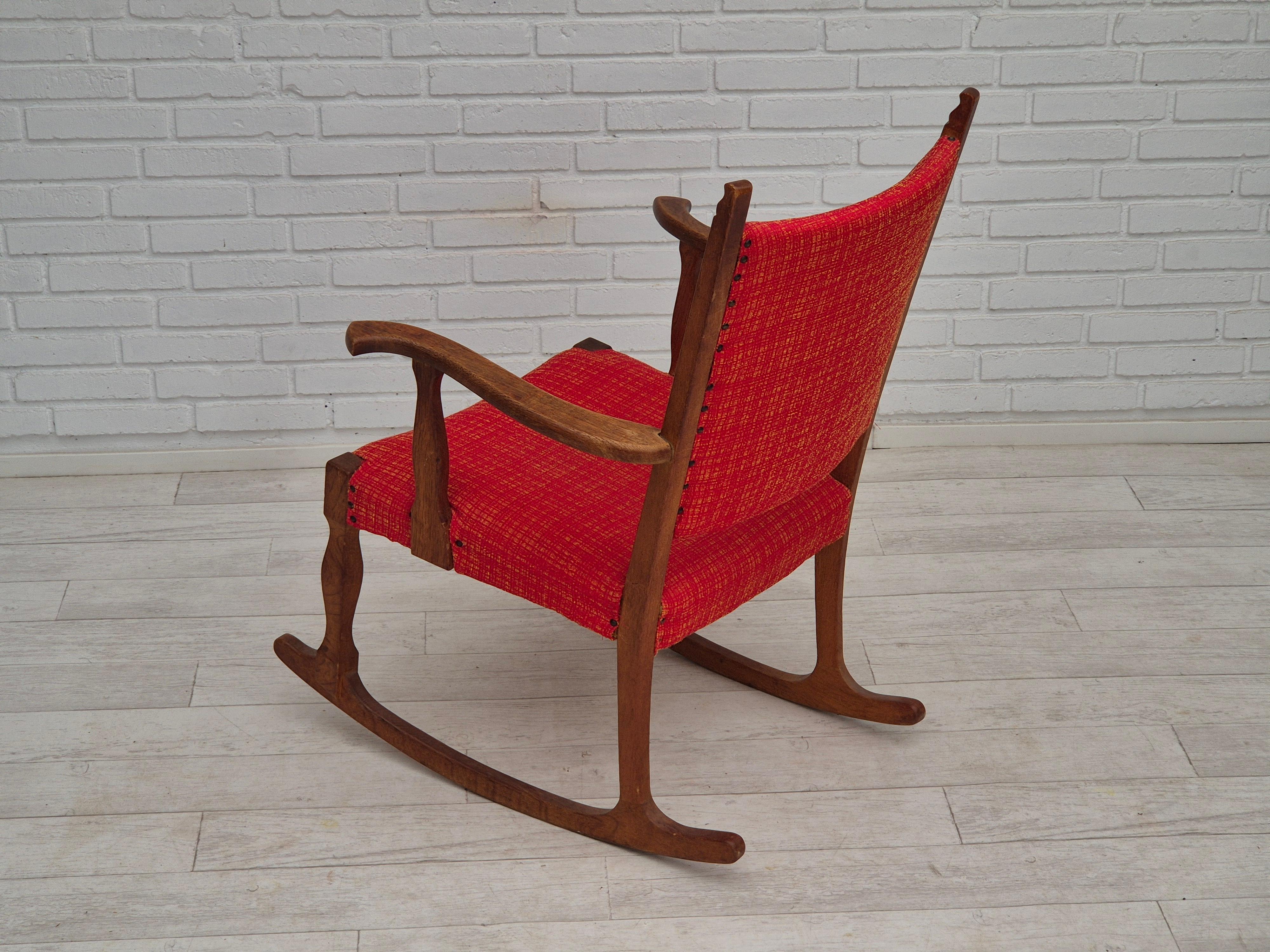 1960s, fauteuil à bascule danois, original en bon état, bois de chêne massif, laine. en vente 1