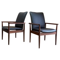 1960er Jahre Dänische Rosenholz- und Leder-Diplomatenstühle von Finn Juhl