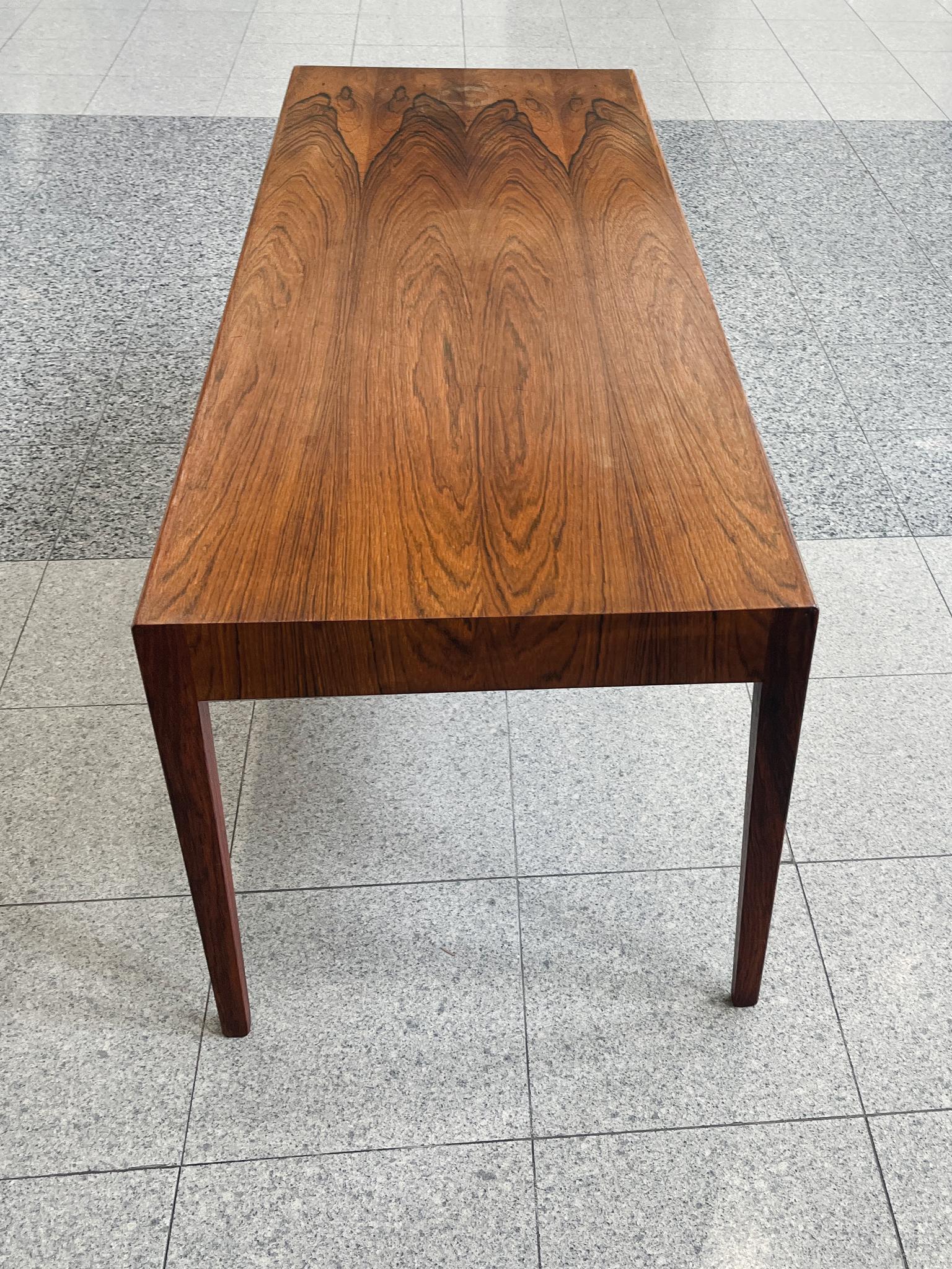 Scandinave moderne Table basse danoise en bois de rose des années 1960 en vente