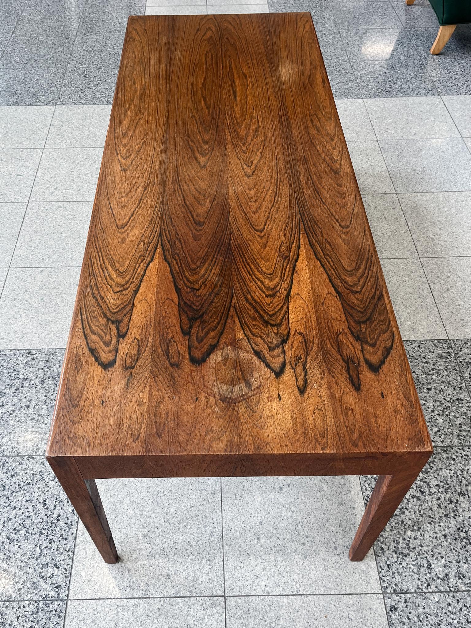 Danois Table basse danoise en bois de rose des années 1960 en vente