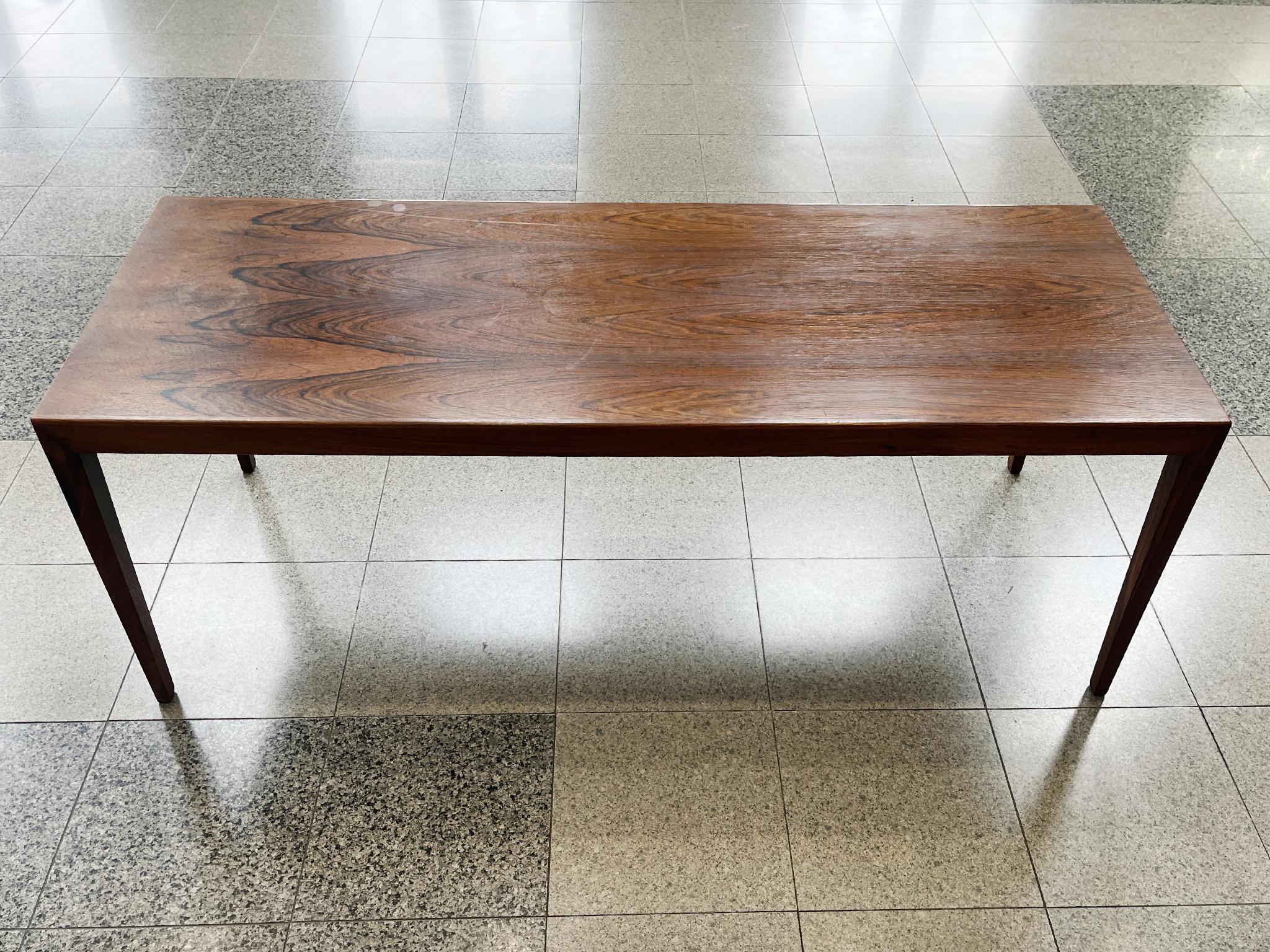 Table basse danoise en bois de rose des années 1960 Bon état - En vente à New York, NY