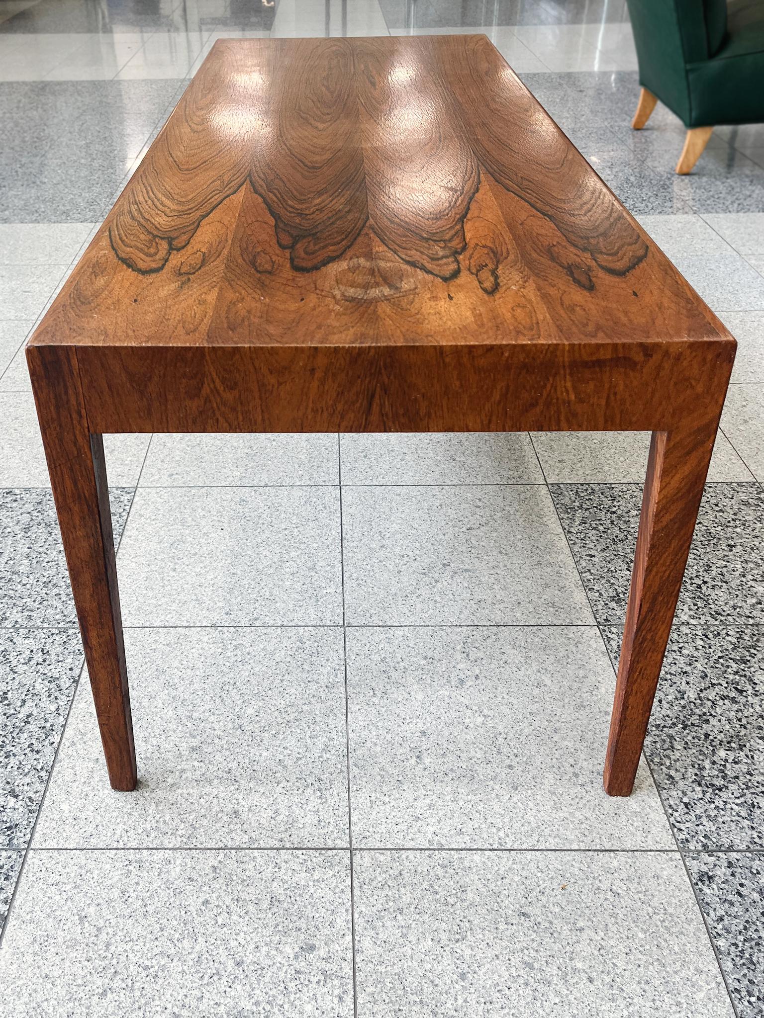Milieu du XXe siècle Table basse danoise en bois de rose des années 1960 en vente