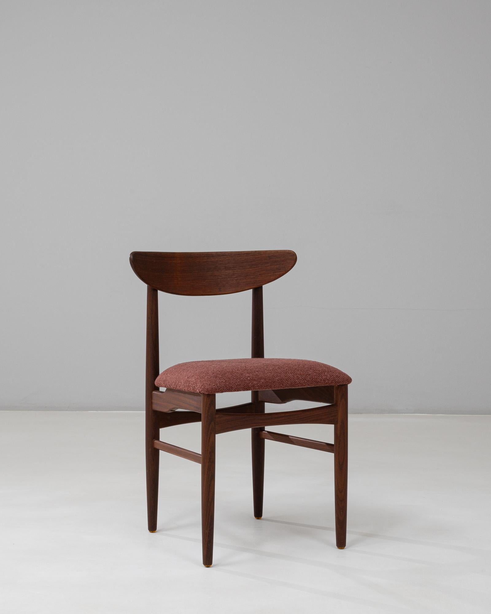Questa sedia da pranzo in palissandro danese degli anni '60 di Skovby Møbelfabrik esemplifica la raffinata maestria e la semplicità scultorea caratteristiche del design scandinavo di metà secolo. La ricca struttura in palissandro mostra eleganti