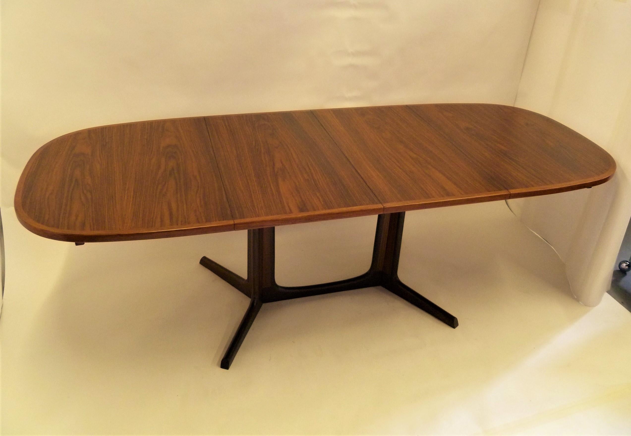 Beautifully figured Danish rosewood dining table by Gudme Møbelfabrik with two leaves for lengthening.
Often attributed to Niels Otto Møller. Fully professionally restored. Gorgeous finish.

Measurements: 53 1/2 inches x 35 1/2 inches x 28 1/4