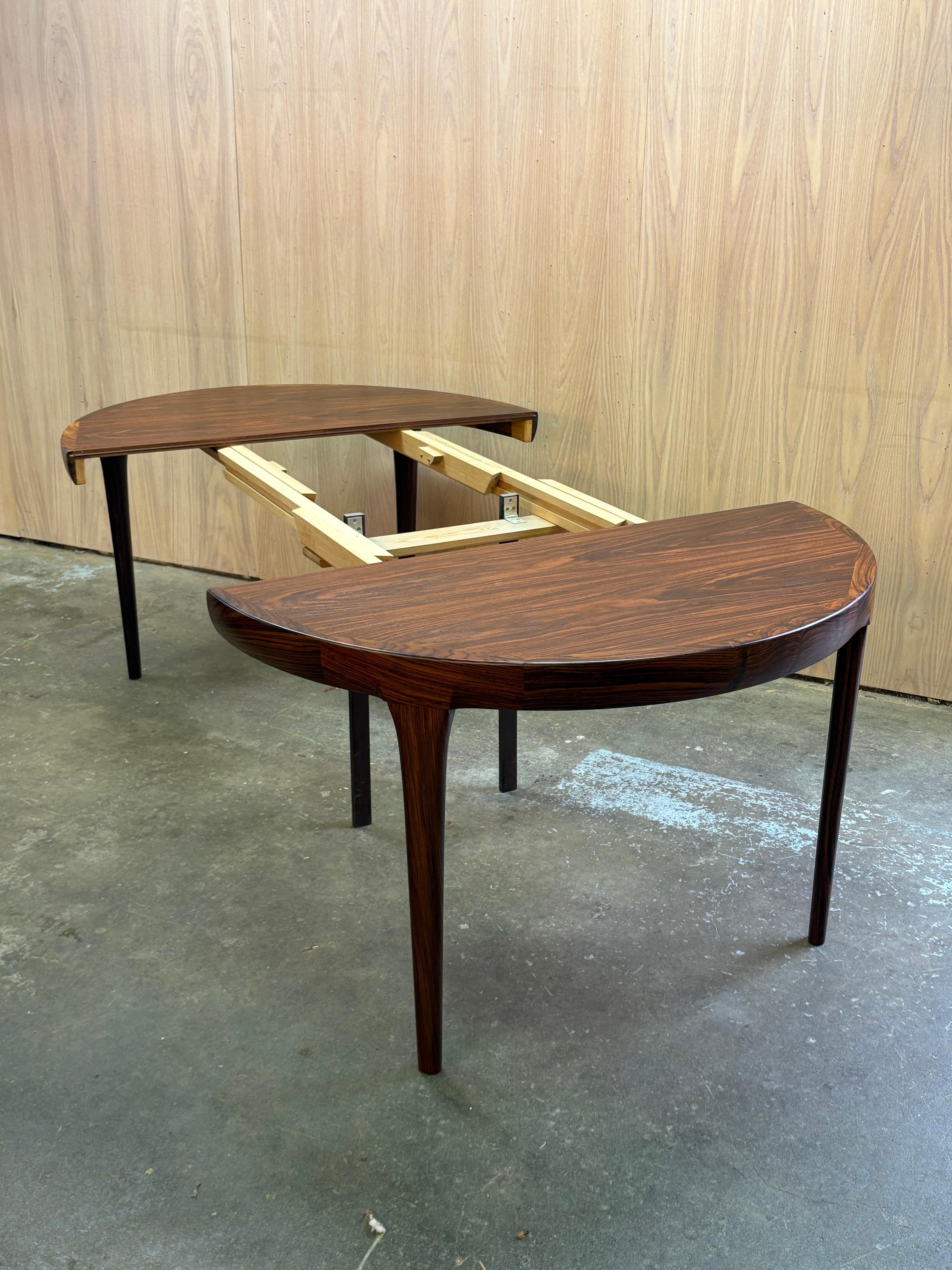 1960s Danish Rosewood Dining Table by Kofod Larsen for Faarup Møbelfabrik In Excellent Condition For Sale In Victoria, BC