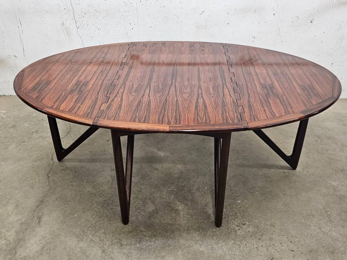 This exceptional collector's piece is in very good vintage condition. This is an original finish piece from a single estate and it shows light wear in the form of light surface scratches and a few minor nicks/dings. It functions perfectly and still