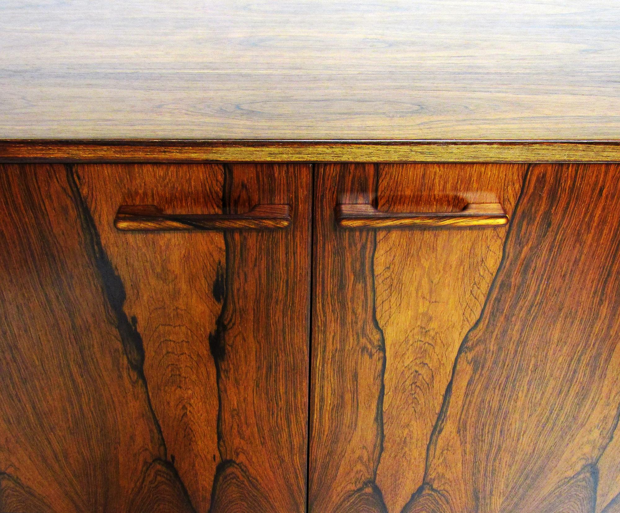 Mueble bar seco de palisandro danés de los años 60 con iluminación de Kai Kristiansen en venta 3