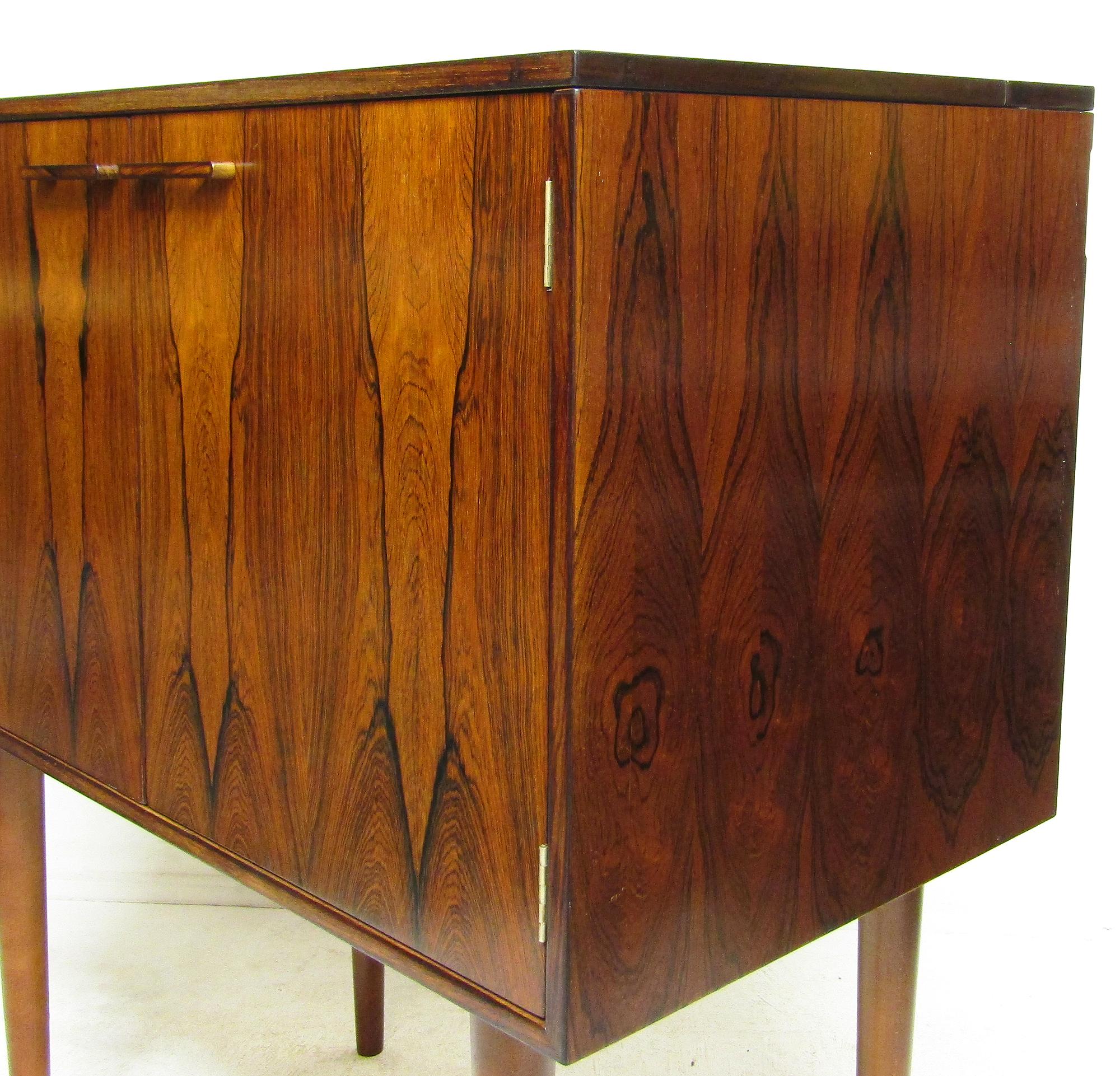 Mueble bar seco de palisandro danés de los años 60 con iluminación de Kai Kristiansen en venta 4
