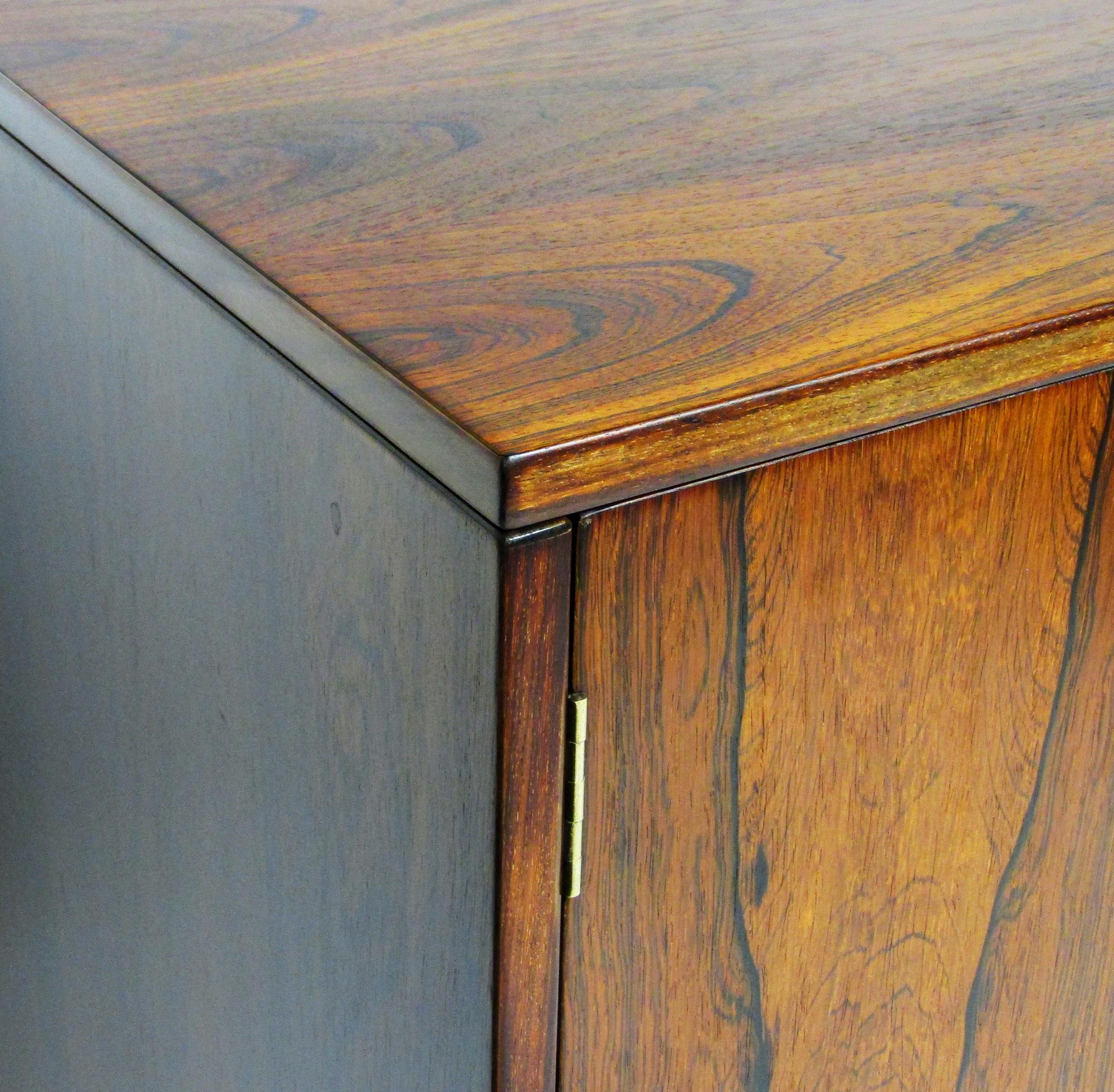Mueble bar seco de palisandro danés de los años 60 con iluminación de Kai Kristiansen en venta 5