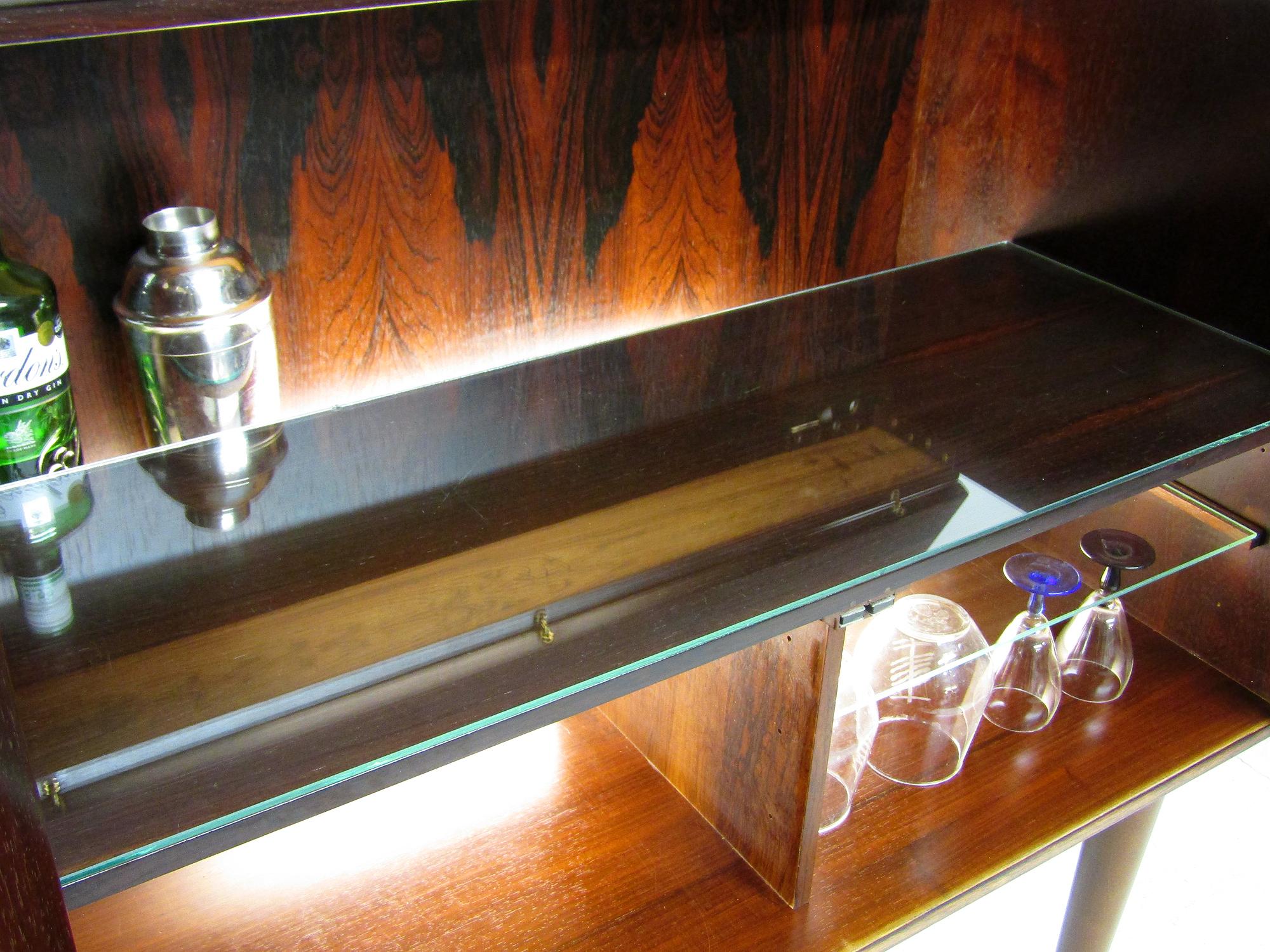 Mueble bar seco de palisandro danés de los años 60 con iluminación de Kai Kristiansen Moderno de mediados de siglo en venta