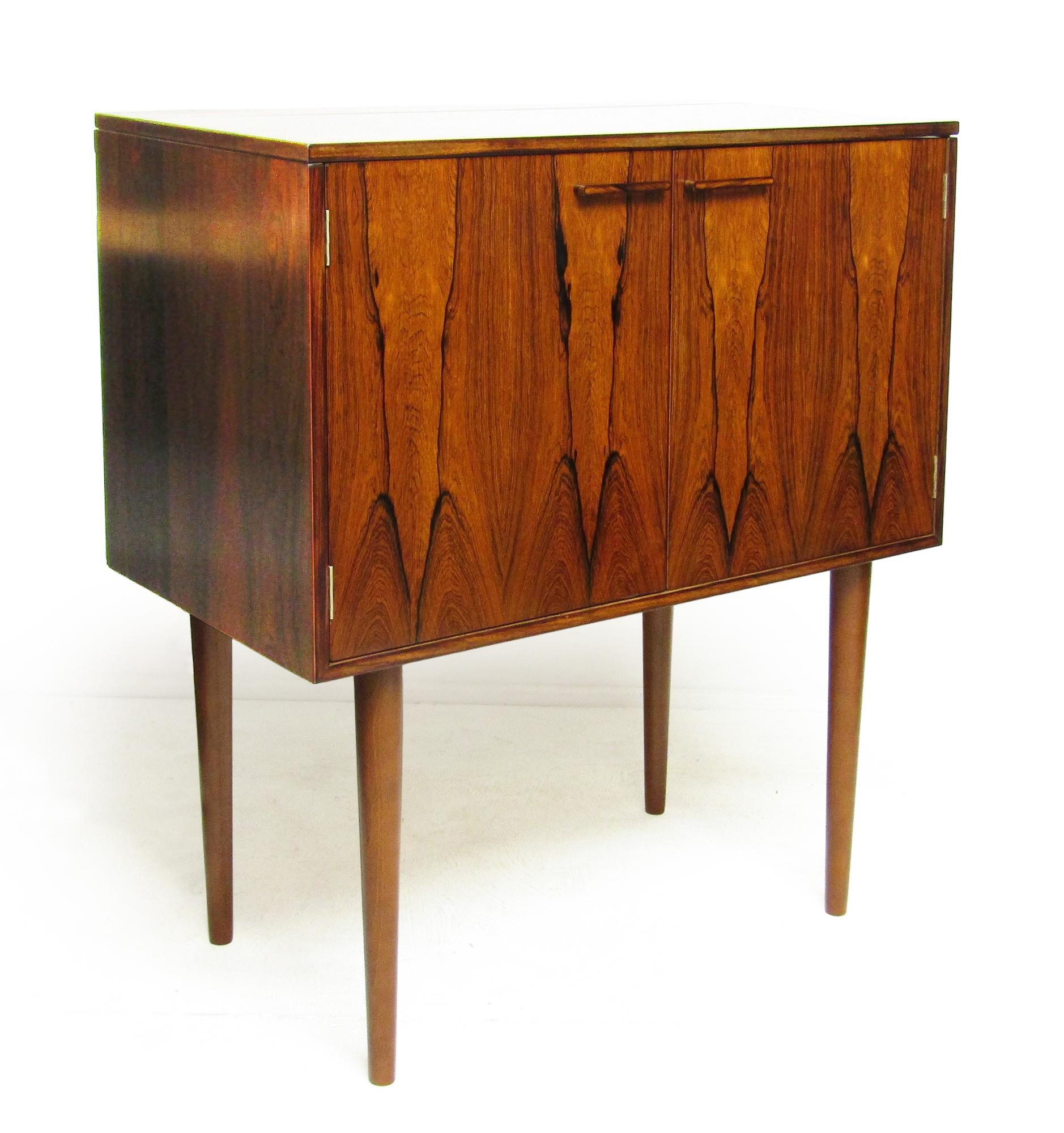 Mueble bar seco de palisandro danés de los años 60 con iluminación de Kai Kristiansen Danés en venta