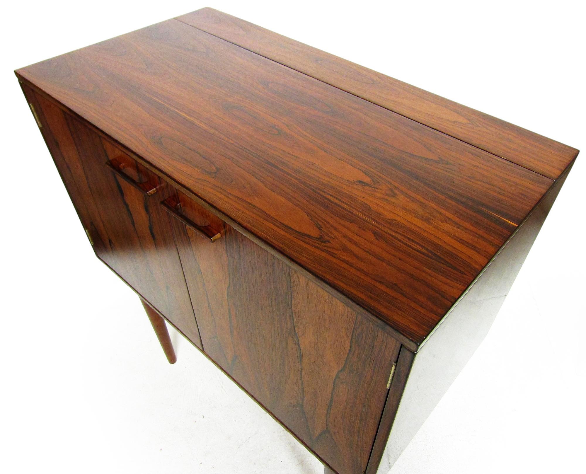 Mueble bar seco de palisandro danés de los años 60 con iluminación de Kai Kristiansen en Bueno estado para la venta en Shepperton, Surrey