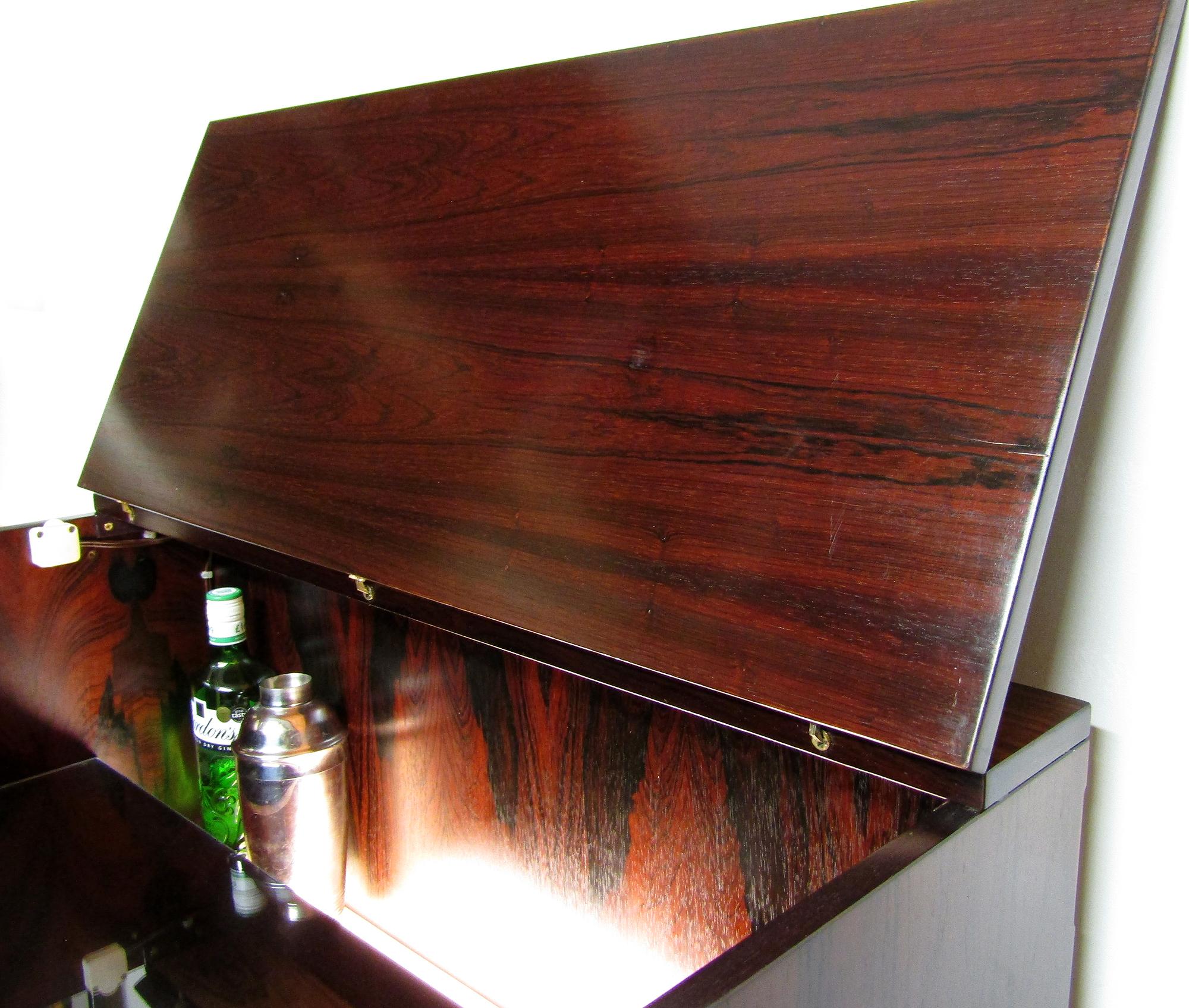 Mueble bar seco de palisandro danés de los años 60 con iluminación de Kai Kristiansen siglo XX en venta